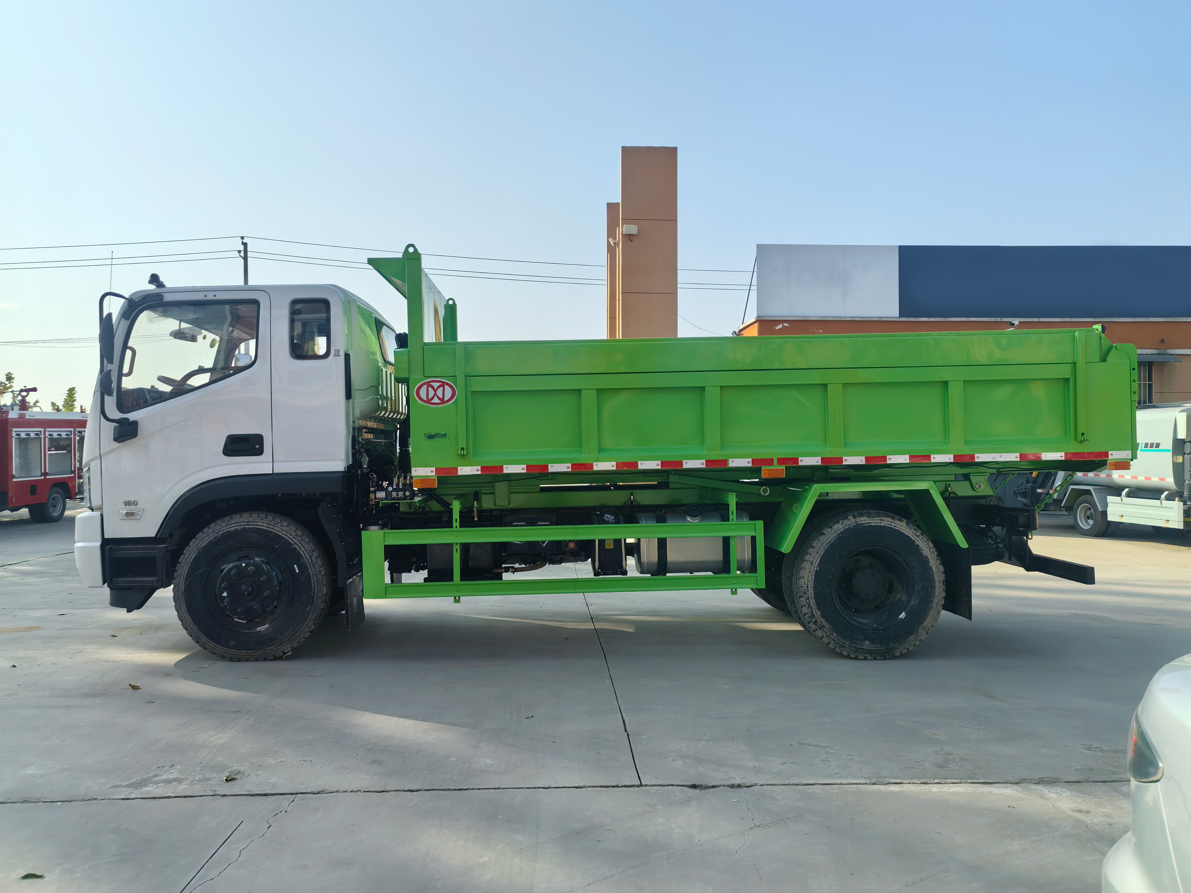 全新12立方福田柴油环卫垃圾车，手动变速箱，4×2驱动，国四排放标准，用于垃圾转运与运输。
