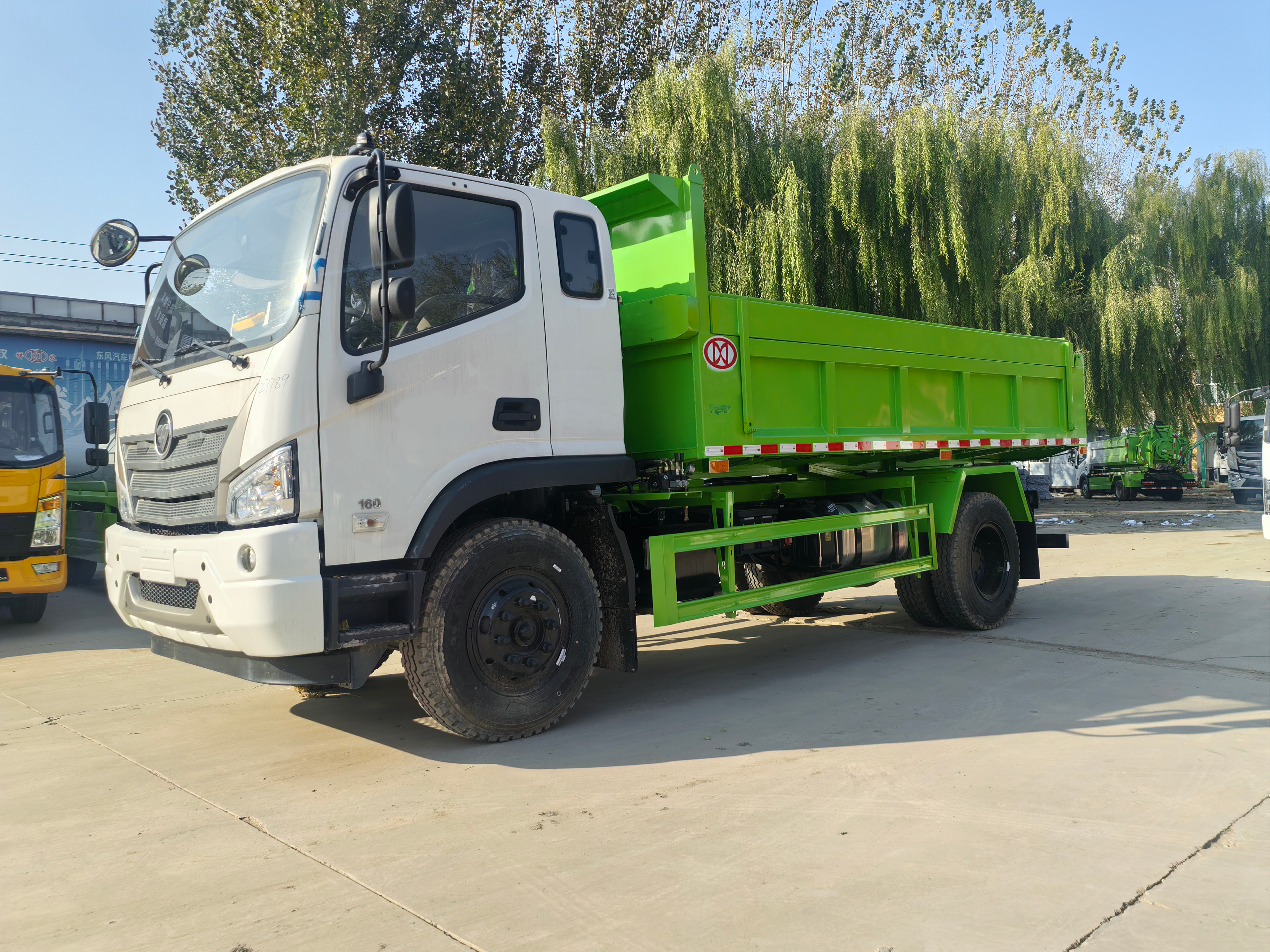 全新12立方福田柴油环卫垃圾车，手动变速箱，4×2驱动，国四排放标准，用于垃圾转运与运输。