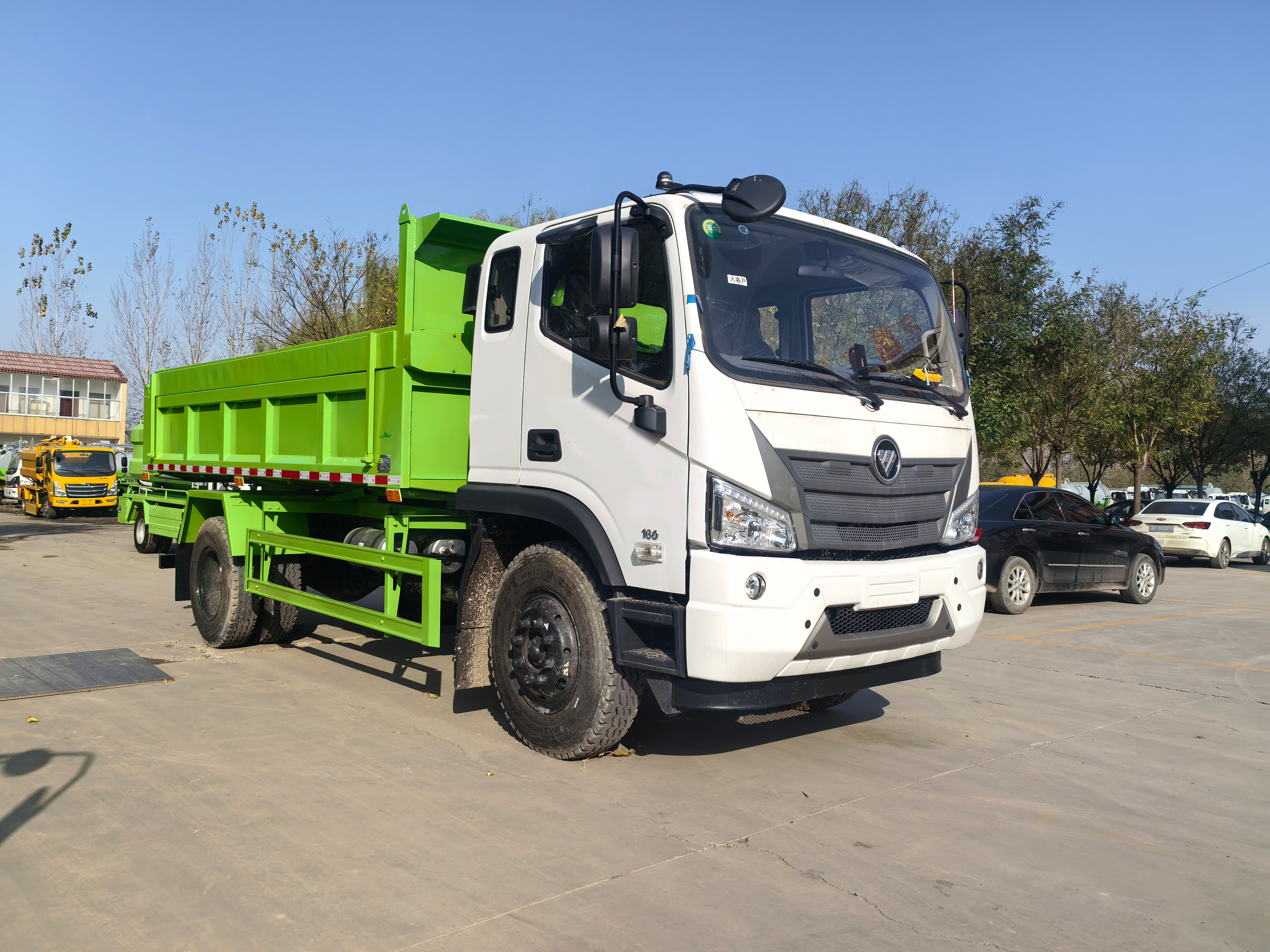 全新12立方福田柴油环卫垃圾车，手动变速箱，4×2驱动，国四排放标准，用于垃圾转运与运输。