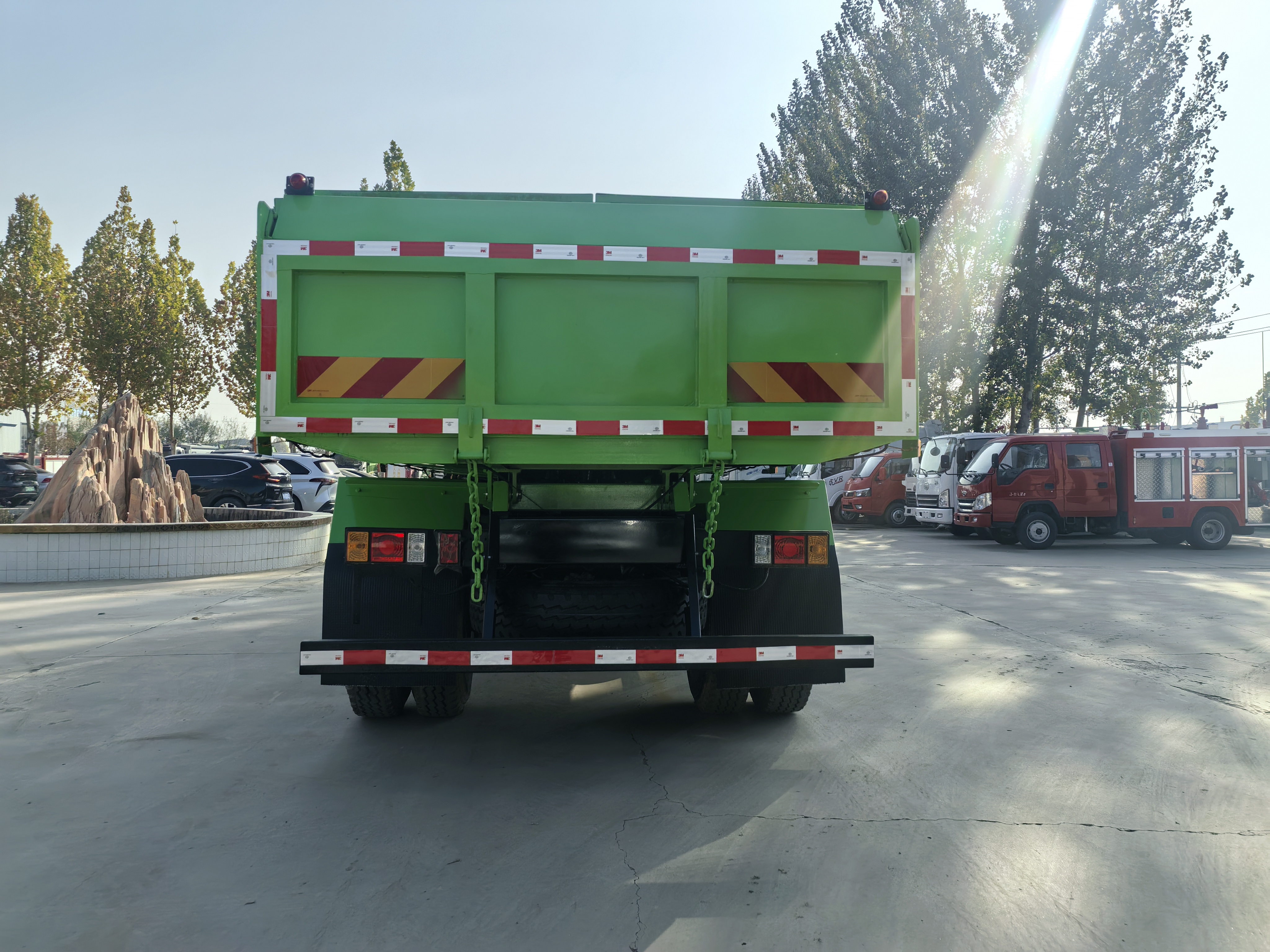 全新12立方福田柴油环卫垃圾车，手动变速箱，4×2驱动，国四排放标准，用于垃圾转运与运输。