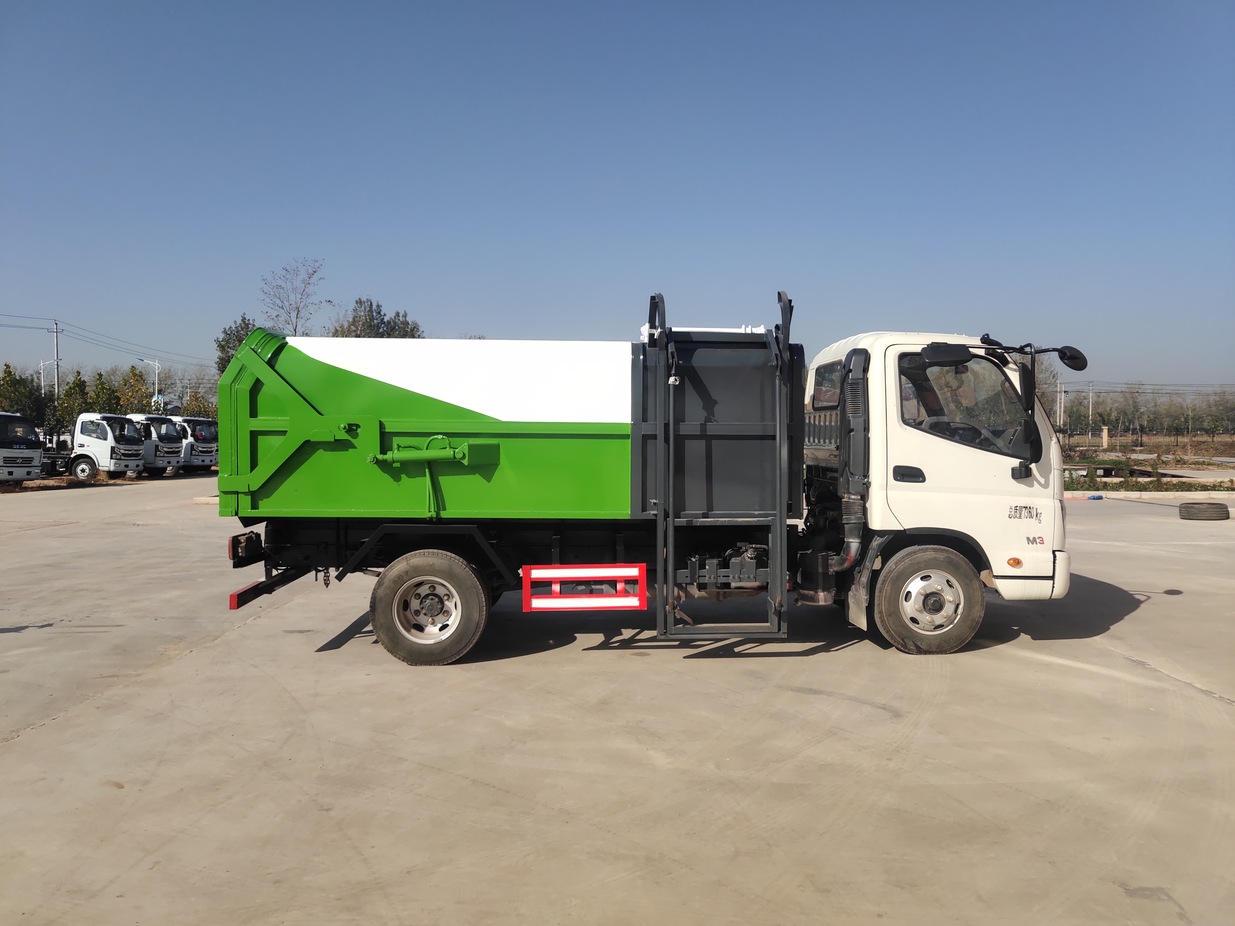 全新优质 7 立方米 4×2 手动柴油挂桶式垃圾回收车，支持定制