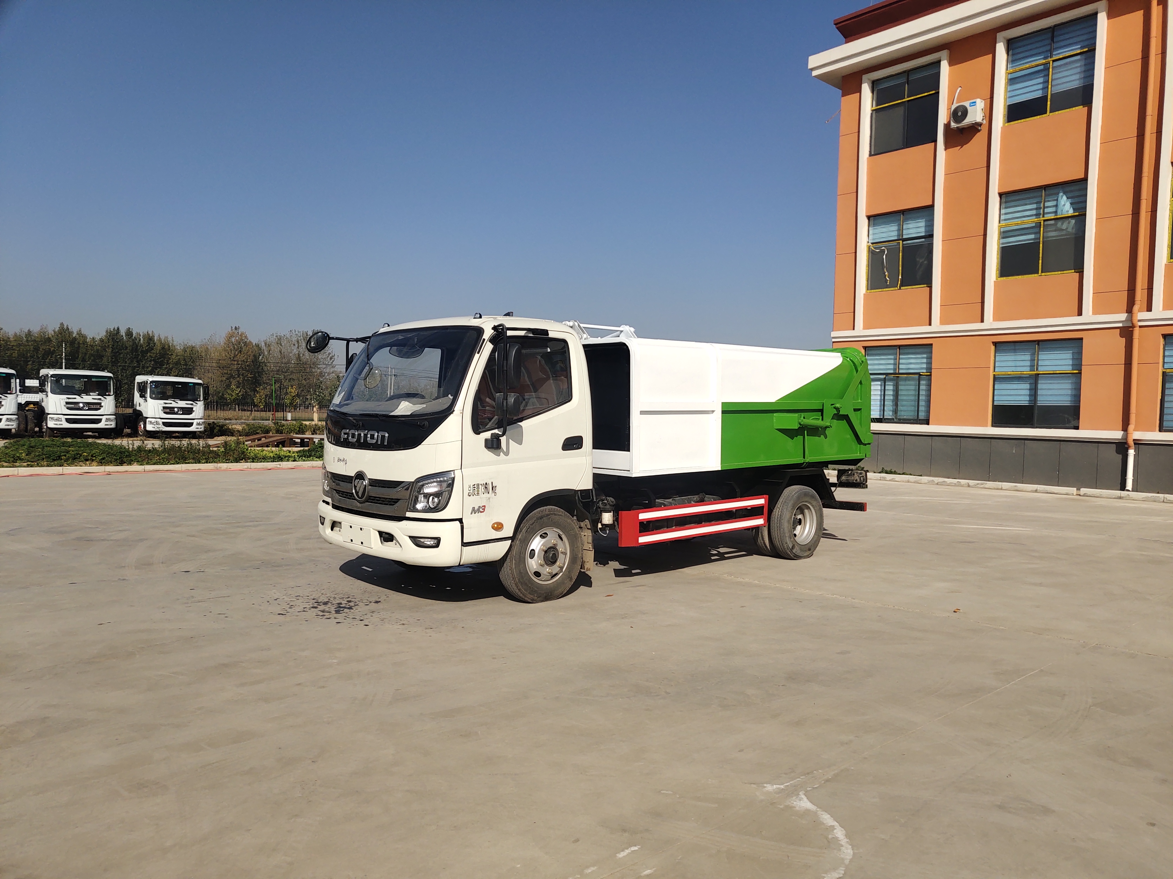 全新优质 7 立方米 4×2 手动柴油挂桶式垃圾回收车，支持定制
