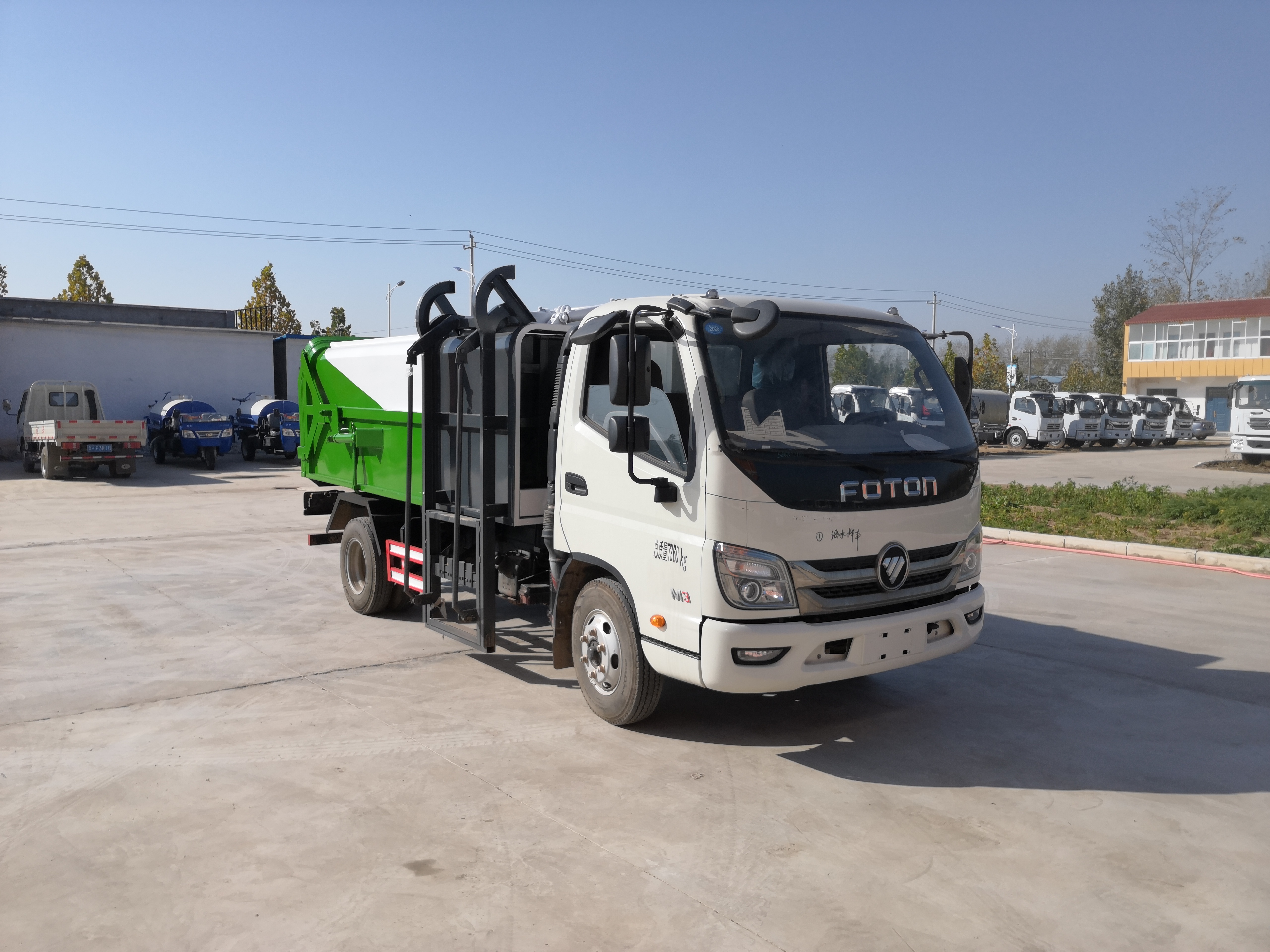 全新优质 7 立方米 4×2 手动柴油挂桶式垃圾回收车，支持定制