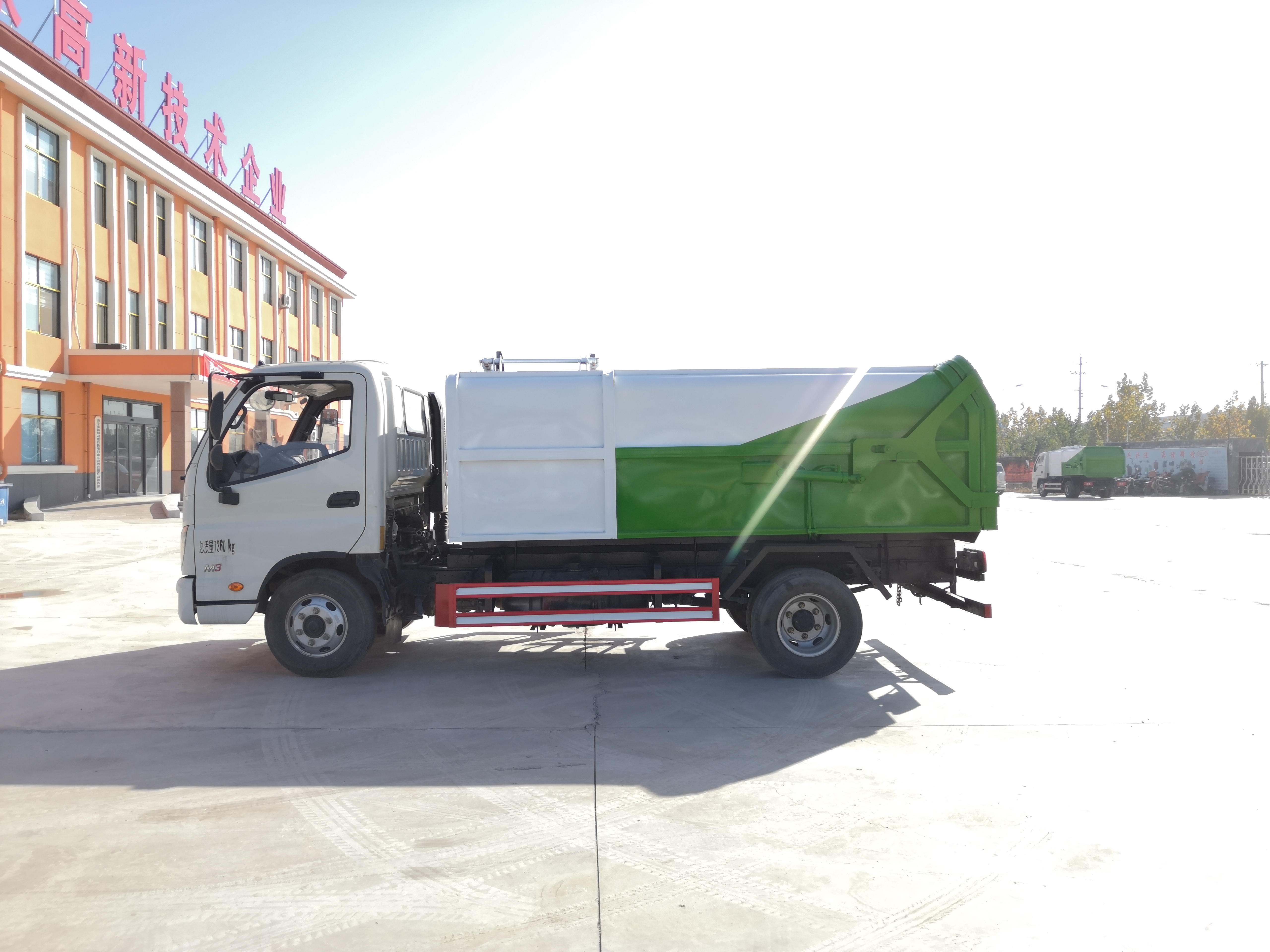 全新优质 7 立方米 4×2 手动柴油挂桶式垃圾回收车，支持定制