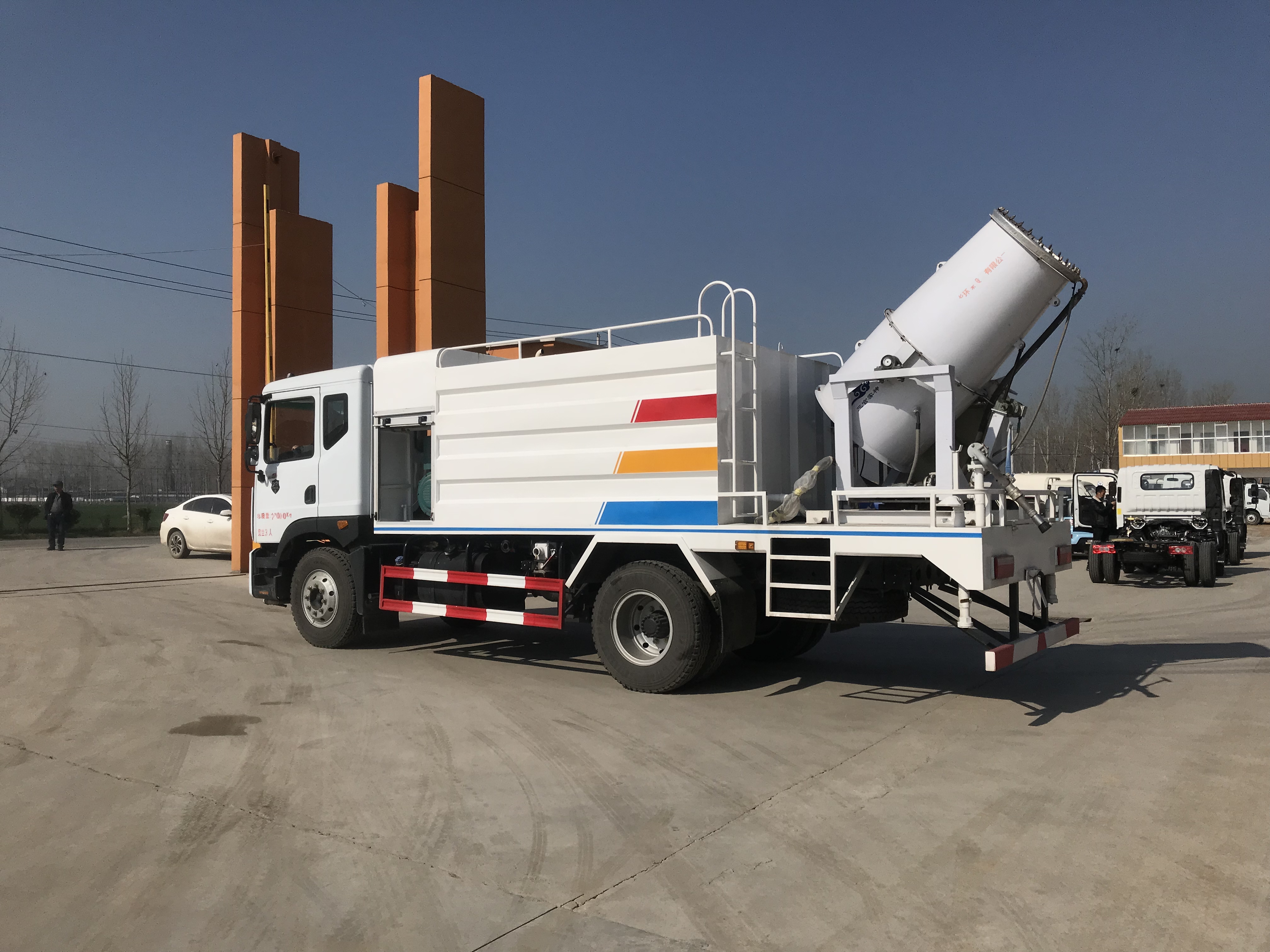 18吨水罐车 可定制雾炮喷洒车 细雾颗粒 柴油发动机 4×2 国五排放 直销