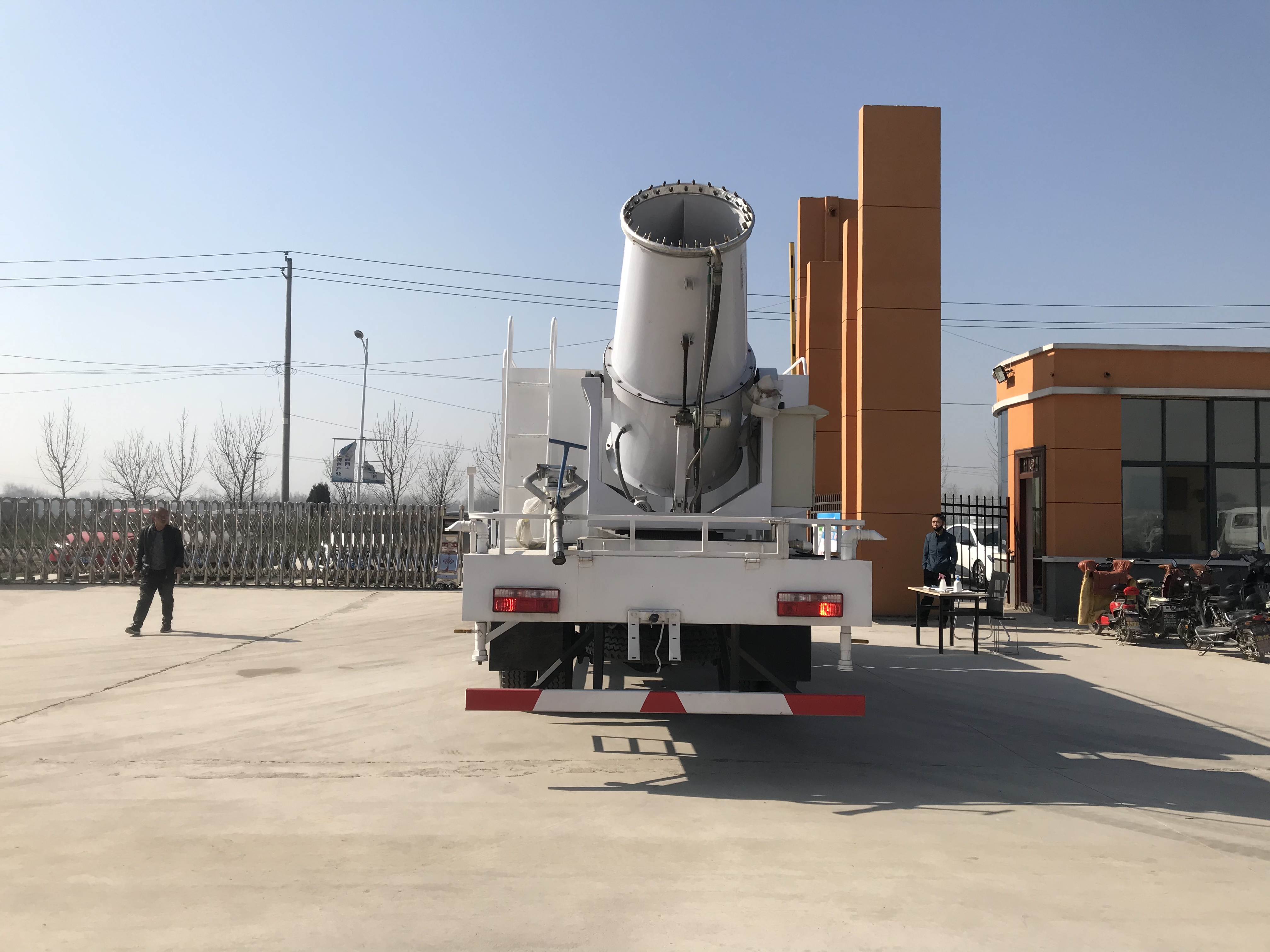 18吨水罐车 可定制雾炮喷洒车 细雾颗粒 柴油发动机 4×2 国五排放 直销