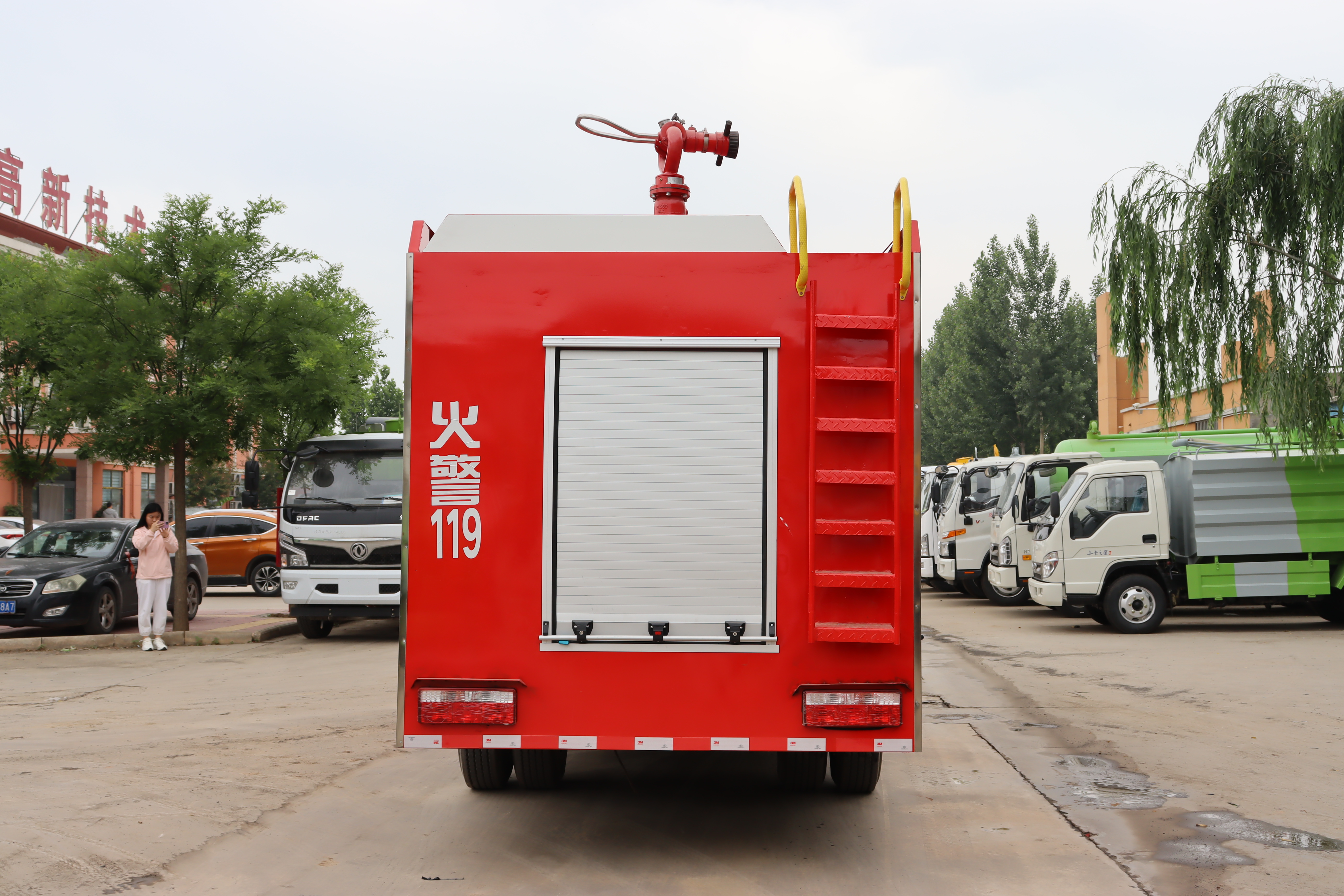 全新东风 4×2 柴油泵浦消防车，配备高压喷射，续航长久，高效适用于市政、工业消防救援