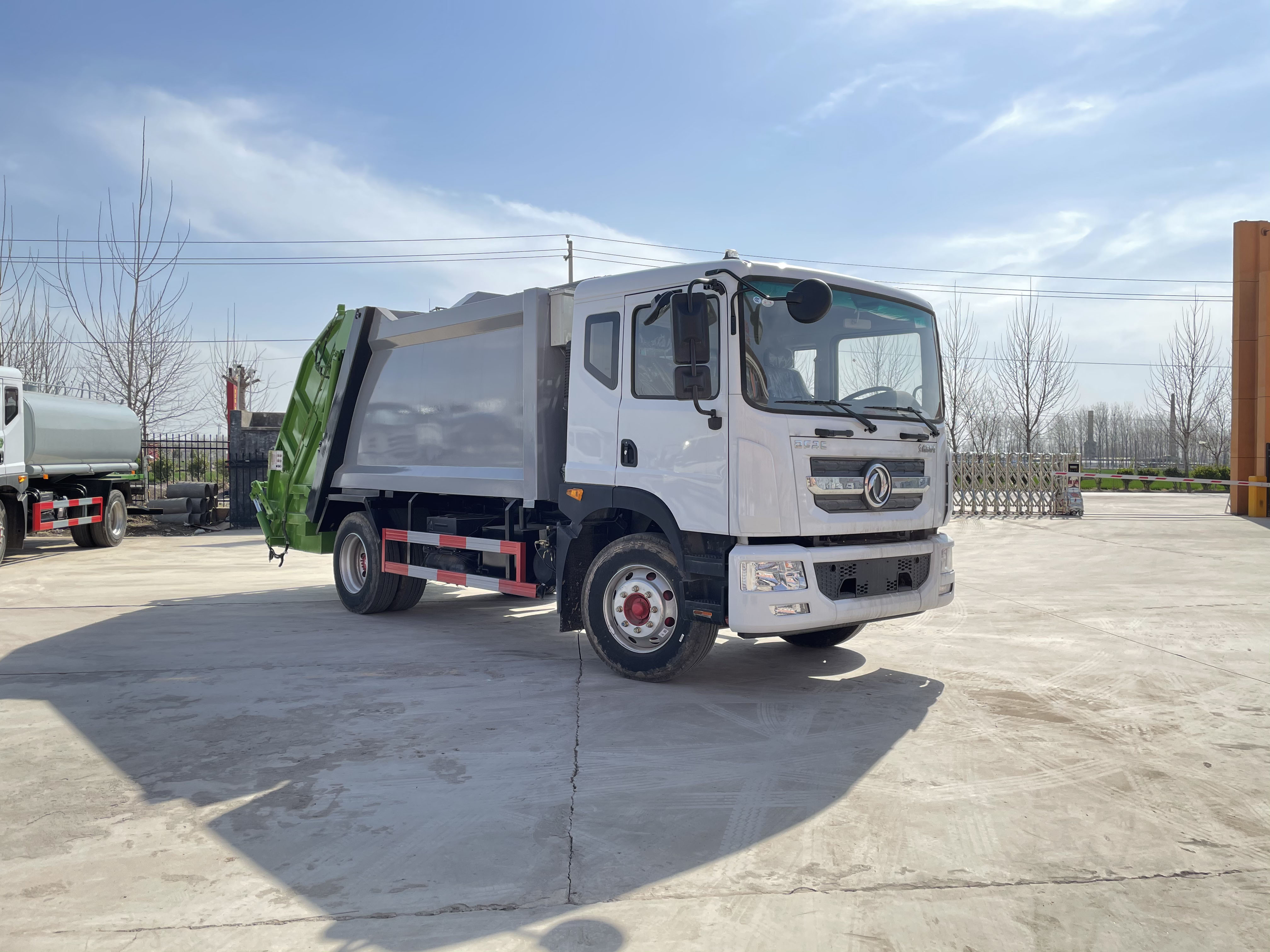 全新手动挡 10 立方压缩式 4×2 柴油压缩后装垃圾车，东风底盘，国五排放这款 10 立方后装压缩式垃圾车，基于可靠的东风 4×2 底盘打造，符合国五排放标准，专为高效垃圾收集与运输设计。 车辆配备液压后装机构与强力压缩系统，可自动举升标准垃圾桶并压缩垃圾，最大限度提升装载量。它是市政环卫、住宅小区及商业区的理想选择，这款柴油压缩垃圾车能减少清运次数、降低运营成本，同时确保环保合规的作业表现。