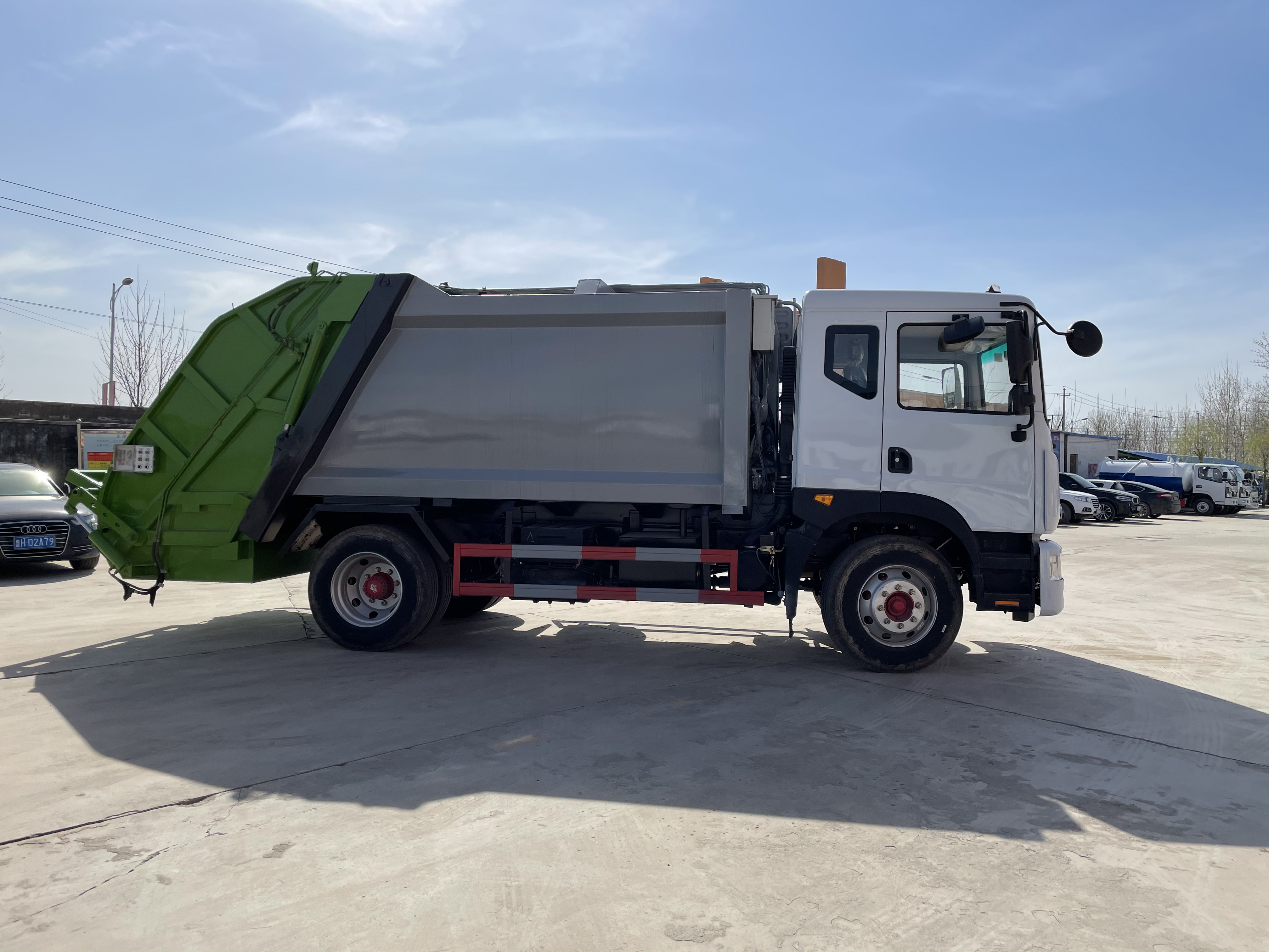全新手动挡 10 立方压缩式 4×2 柴油压缩后装垃圾车，东风底盘，国五排放这款 10 立方后装压缩式垃圾车，基于可靠的东风 4×2 底盘打造，符合国五排放标准，专为高效垃圾收集与运输设计。 车辆配备液压后装机构与强力压缩系统，可自动举升标准垃圾桶并压缩垃圾，最大限度提升装载量。它是市政环卫、住宅小区及商业区的理想选择，这款柴油压缩垃圾车能减少清运次数、降低运营成本，同时确保环保合规的作业表现。