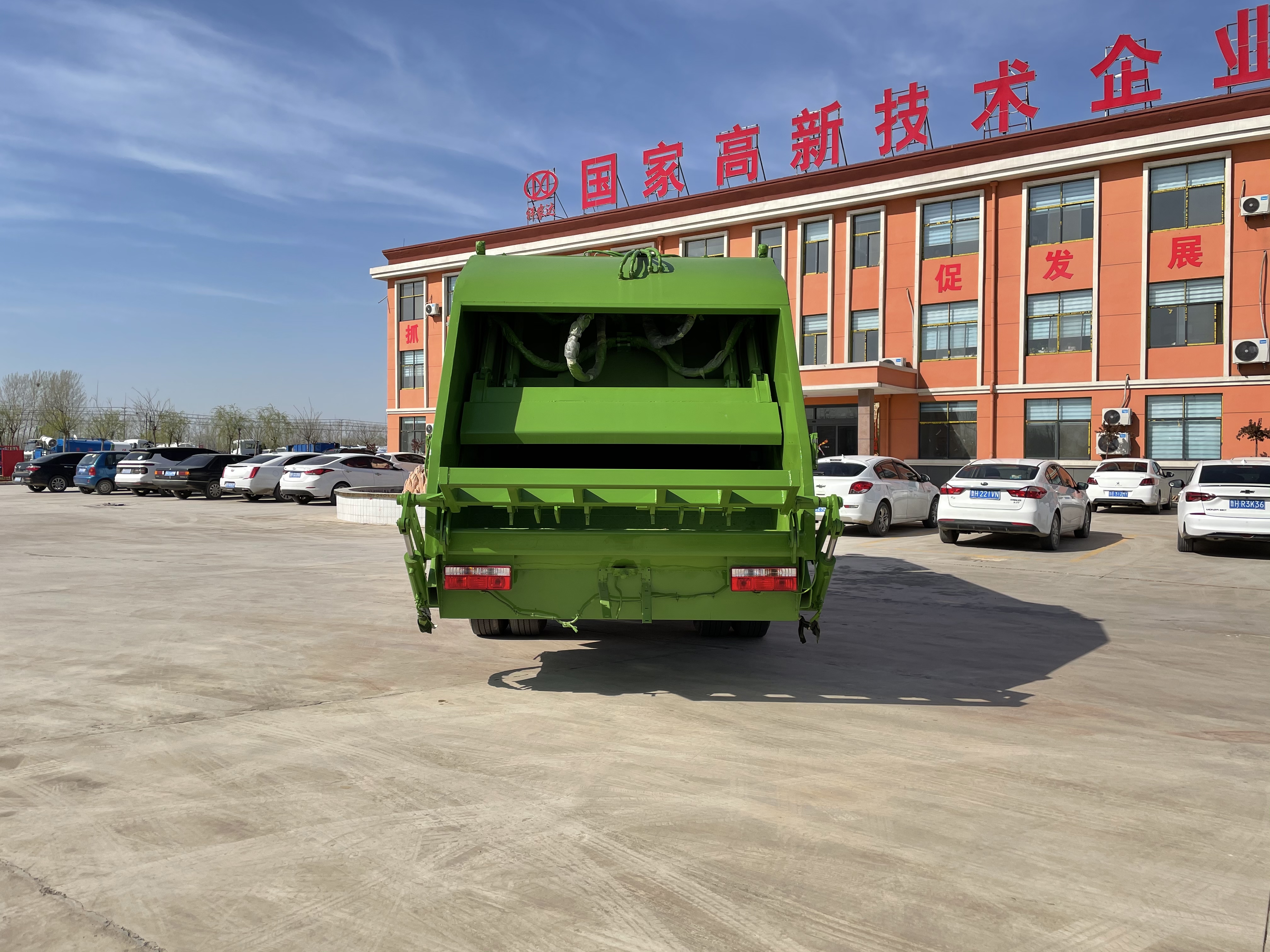 全新手动挡 10 立方压缩式 4×2 柴油压缩后装垃圾车，东风底盘，国五排放这款 10 立方后装压缩式垃圾车，基于可靠的东风 4×2 底盘打造，符合国五排放标准，专为高效垃圾收集与运输设计。 车辆配备液压后装机构与强力压缩系统，可自动举升标准垃圾桶并压缩垃圾，最大限度提升装载量。它是市政环卫、住宅小区及商业区的理想选择，这款柴油压缩垃圾车能减少清运次数、降低运营成本，同时确保环保合规的作业表现。