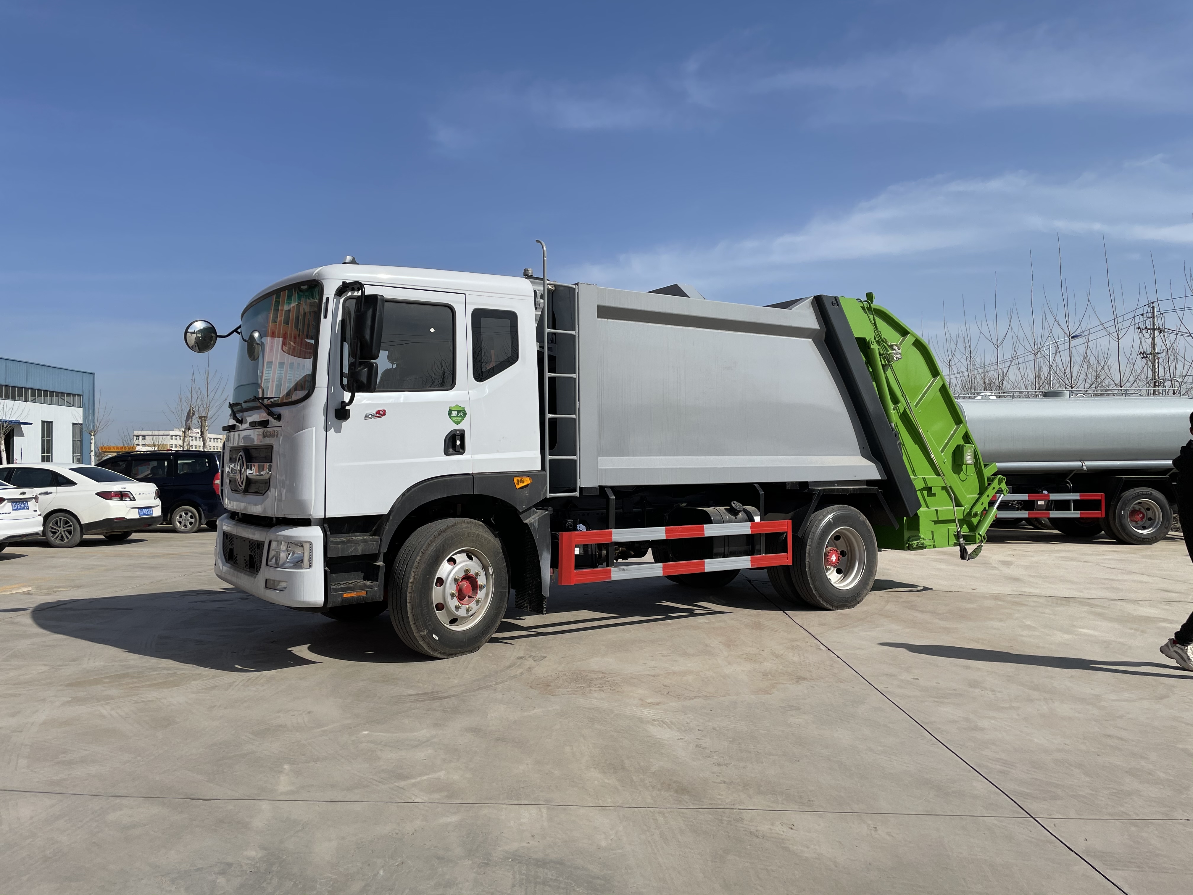 全新手动挡 10 立方压缩式 4×2 柴油压缩后装垃圾车，东风底盘，国五排放这款 10 立方后装压缩式垃圾车，基于可靠的东风 4×2 底盘打造，符合国五排放标准，专为高效垃圾收集与运输设计。 车辆配备液压后装机构与强力压缩系统，可自动举升标准垃圾桶并压缩垃圾，最大限度提升装载量。它是市政环卫、住宅小区及商业区的理想选择，这款柴油压缩垃圾车能减少清运次数、降低运营成本，同时确保环保合规的作业表现。