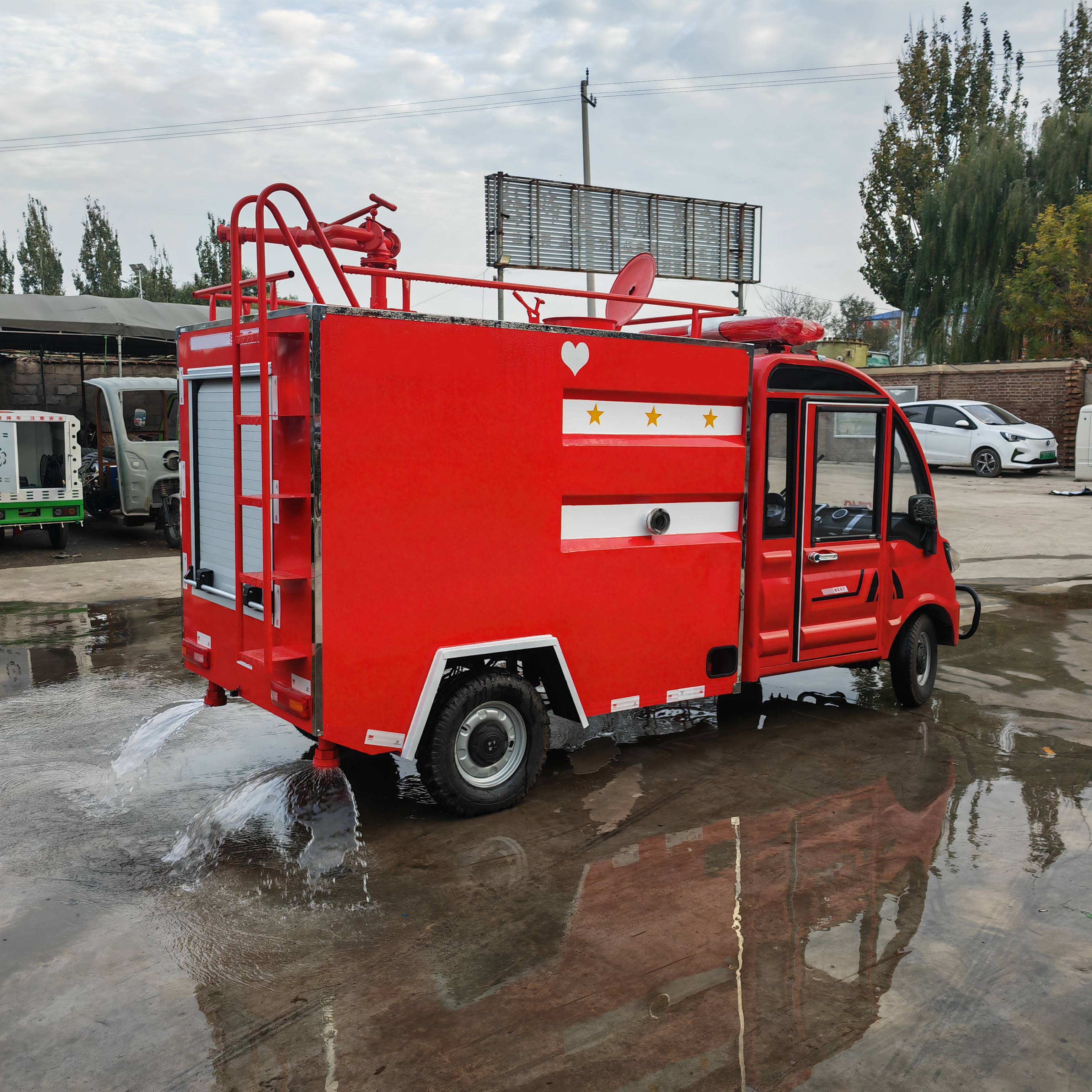 优质全新迷你电动消防水罐车 4×2 救援装备 价格低廉