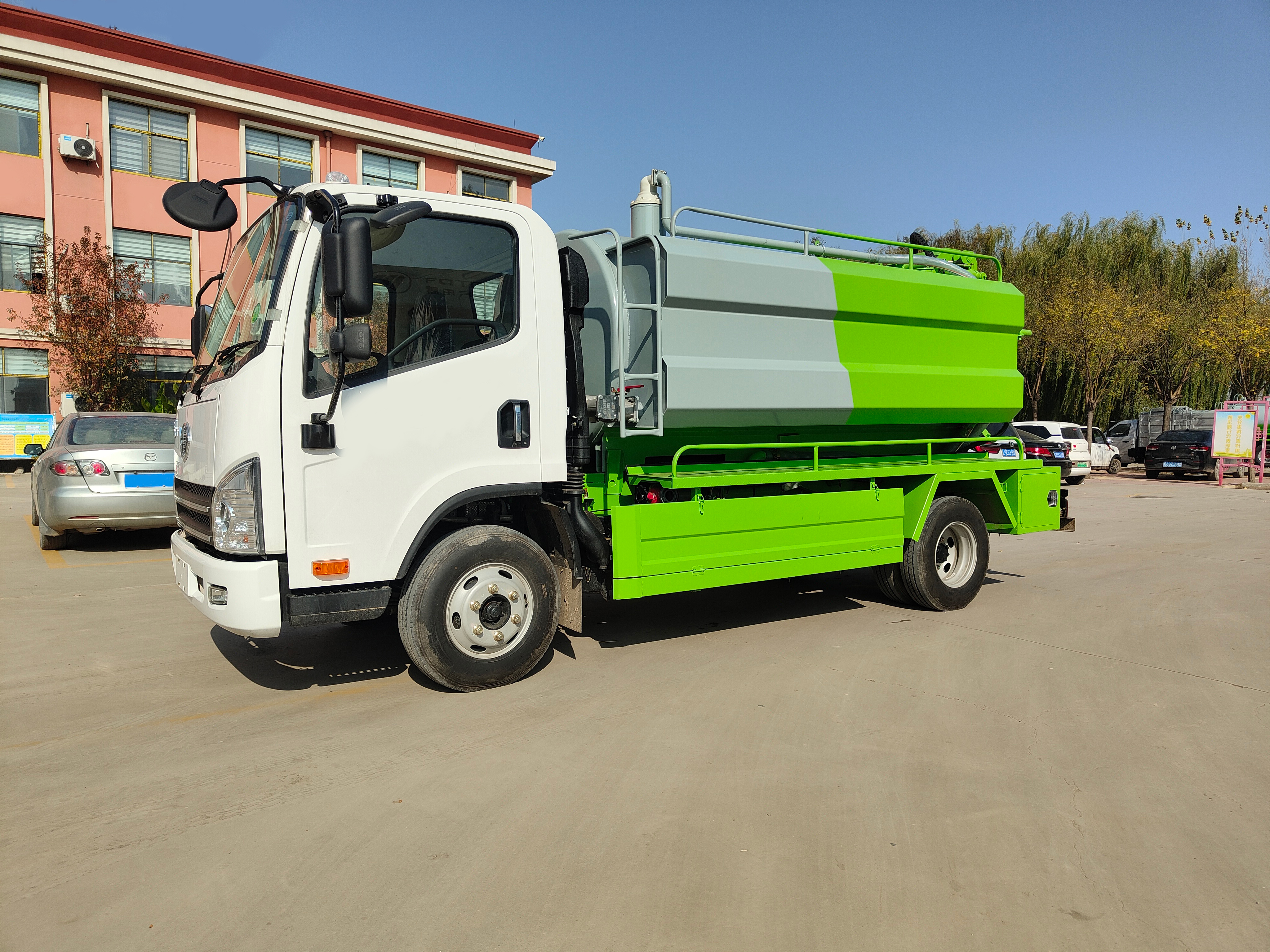 一汽解放 5+3 型清洗吸污两用车，配备强力管道疏通功能、真空泵，柴油驱动