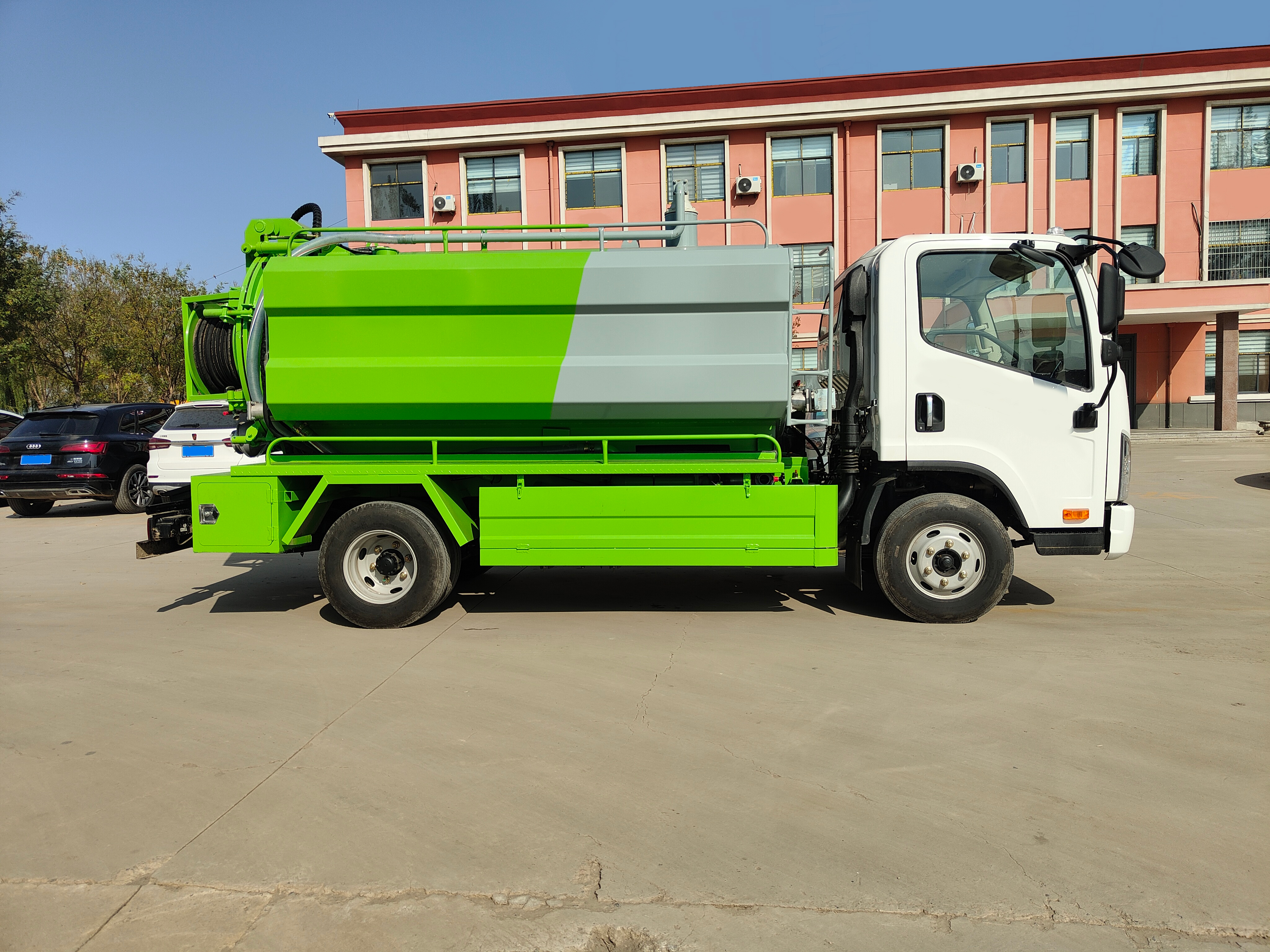 一汽解放 5+3 型清洗吸污两用车，配备强力管道疏通功能、真空泵，柴油驱动