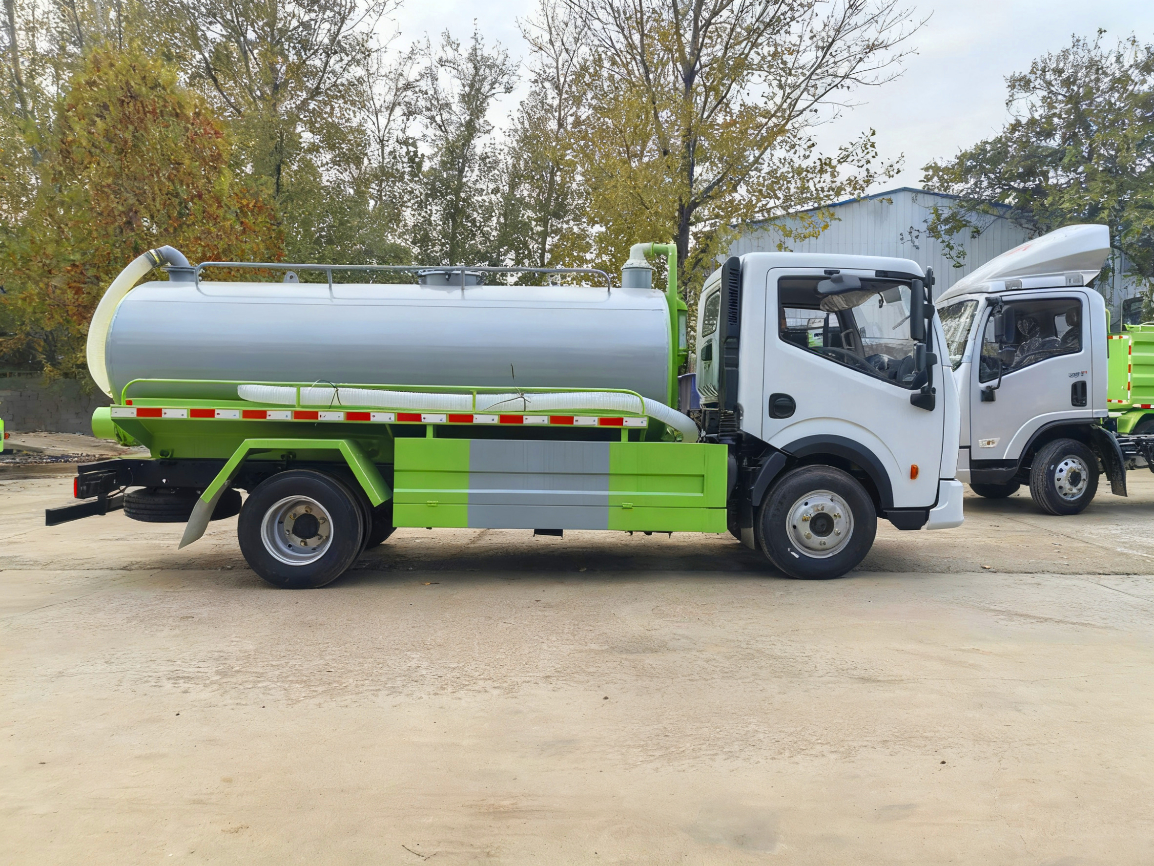 厂家直销 可定制 东风 5 立方米手动柴油吸粪车 用于污水及废弃物运输
