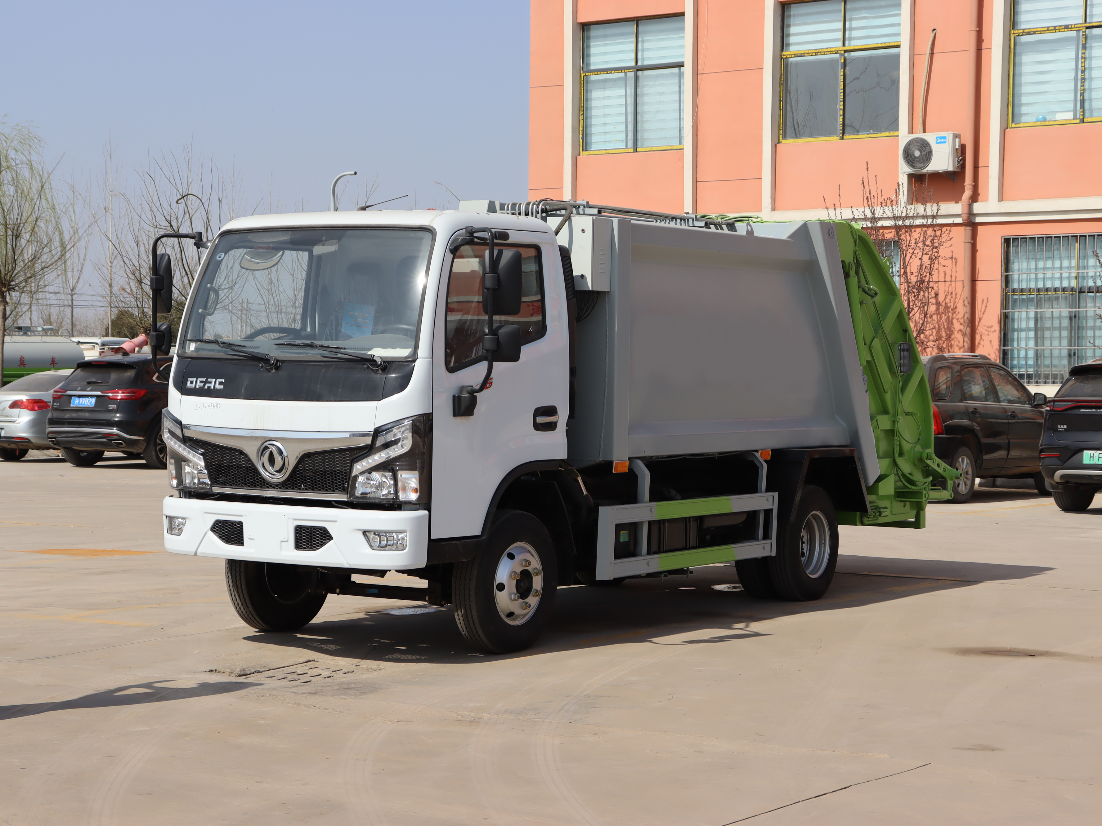 5 立方压缩式 4×2 柴油手动挡压缩垃圾收集车，东风底盘，国五排放