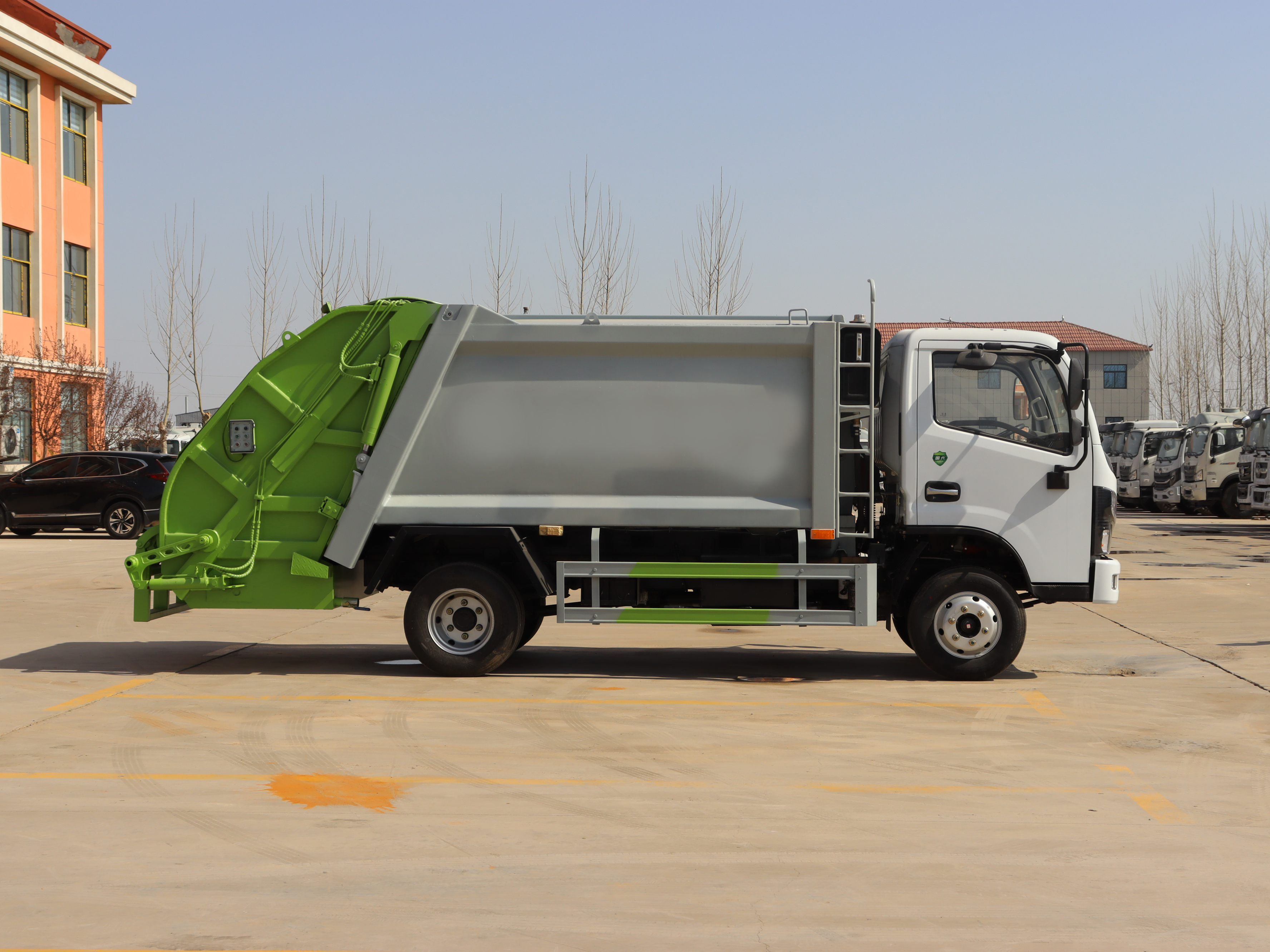 5 立方压缩式 4×2 柴油手动挡压缩垃圾收集车，东风底盘，国五排放