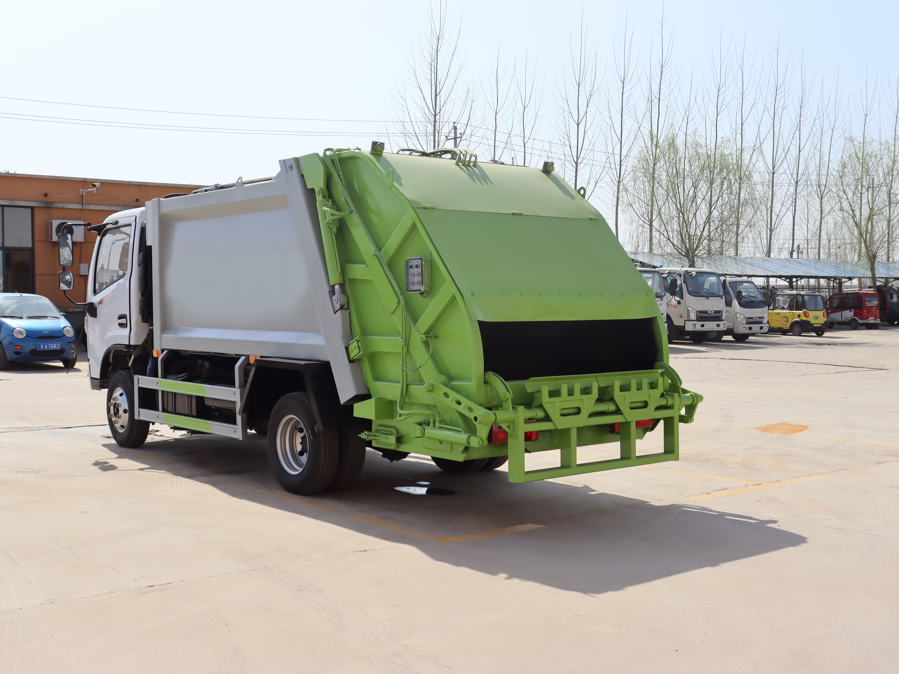 5 立方压缩式 4×2 柴油手动挡压缩垃圾收集车，东风底盘，国五排放