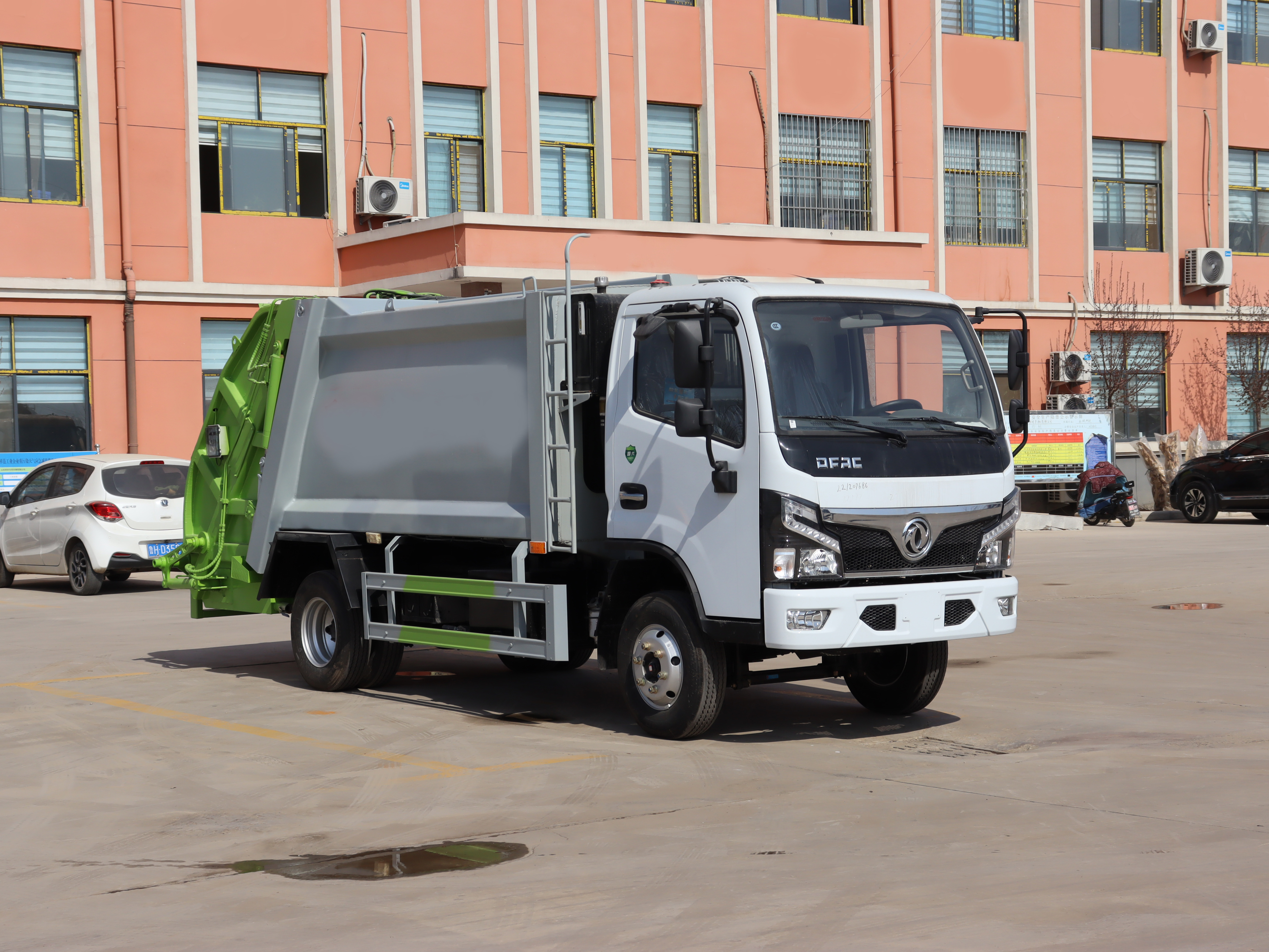 5 立方压缩式 4×2 柴油手动挡压缩垃圾收集车，东风底盘，国五排放