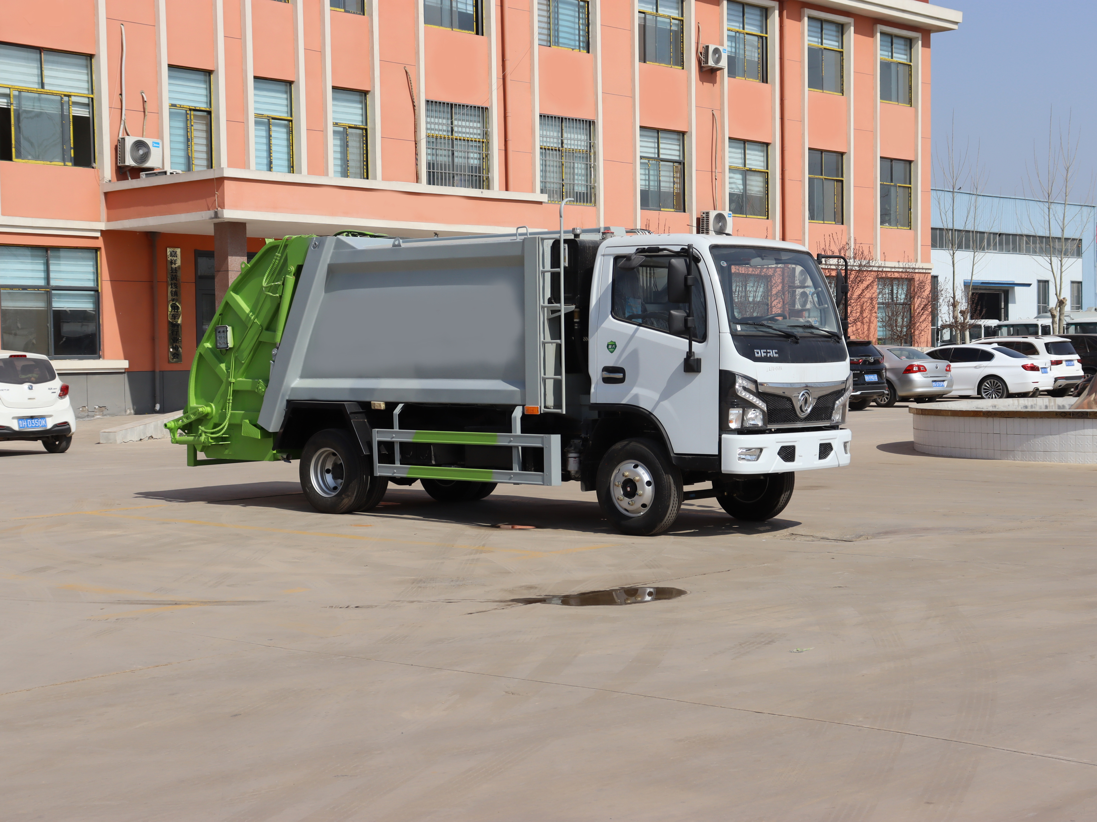 5 立方压缩式 4×2 柴油手动挡压缩垃圾收集车，东风底盘，国五排放