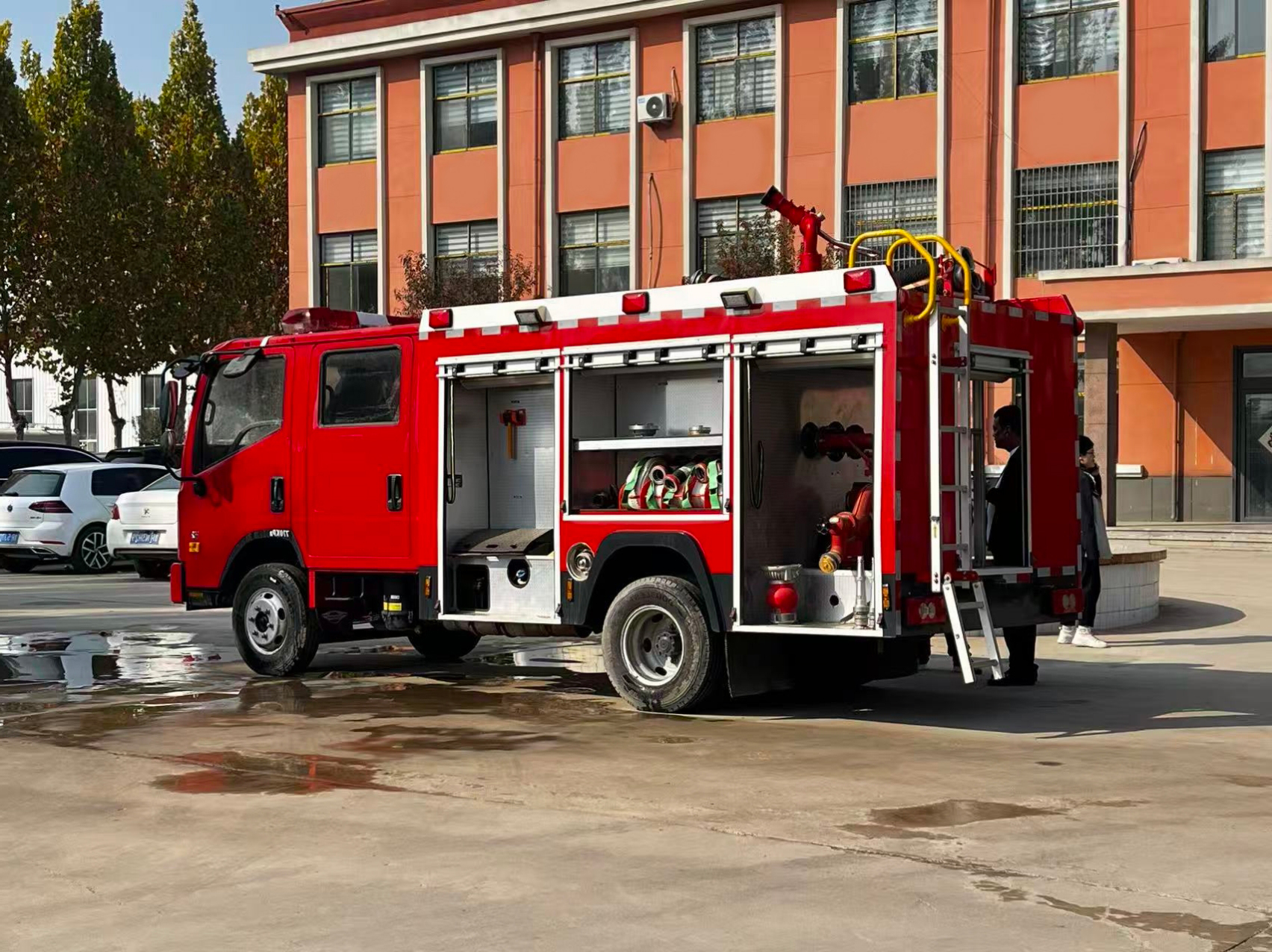 福田 H2 洒水消防车 —— 全新 4×2 柴油驱动，罐体容积 3001-5000 升，多功能街道救援作业车