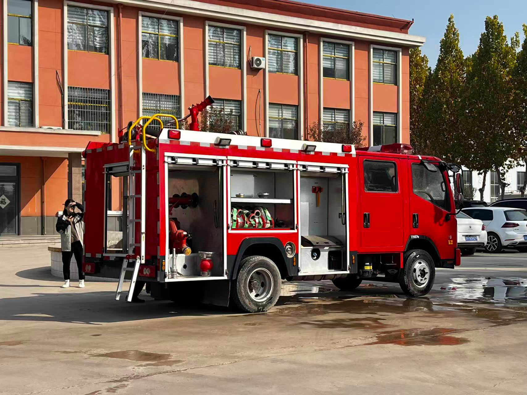 福田 H2 洒水消防车 —— 全新 4×2 柴油驱动，罐体容积 3001-5000 升，多功能街道救援作业车