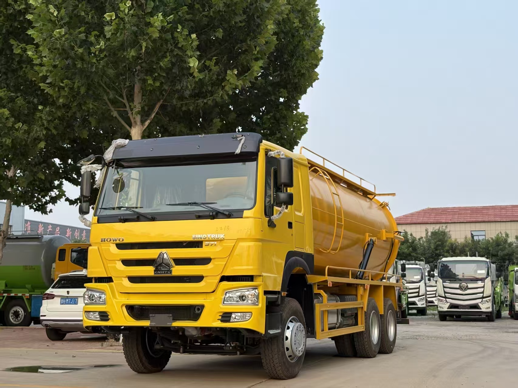 中国重汽豪沃 371 6×4 二手吸污车 —— 大功率柴油发动机，手动变速箱，国五排放标准，总质量 25-30 吨，适用于污水处理