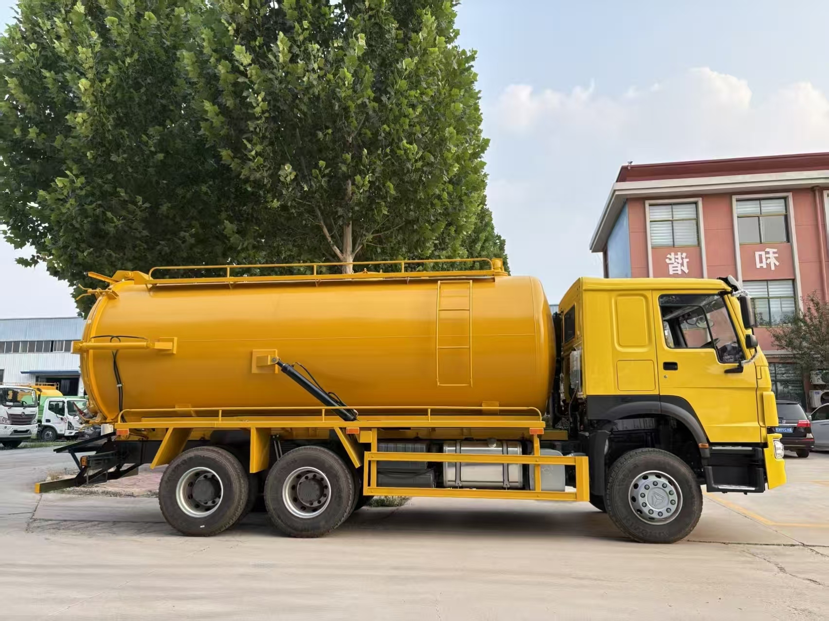 中国重汽豪沃 371 6×4 二手吸污车 —— 大功率柴油发动机，手动变速箱，国五排放标准，总质量 25-30 吨，适用于污水处理