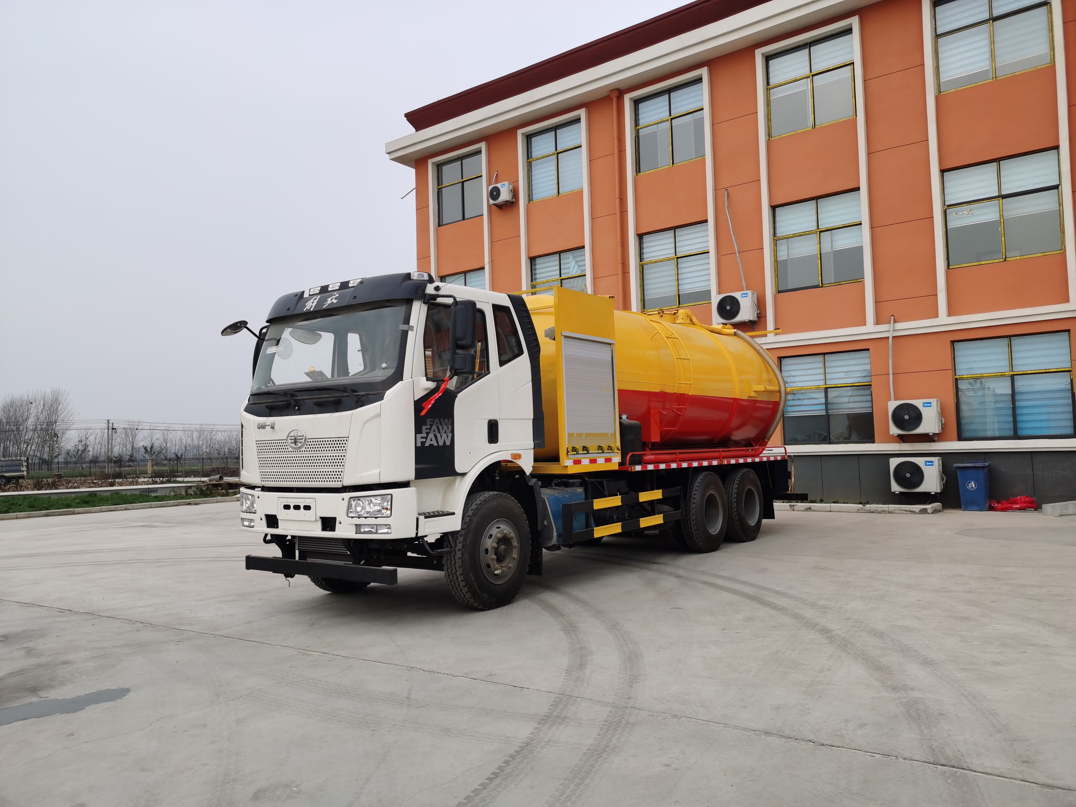 一汽解放J6 手动挡柴油管道疏通车 下水道清洗吸污车 应急救援车 总质量11-20吨 载重20-25吨