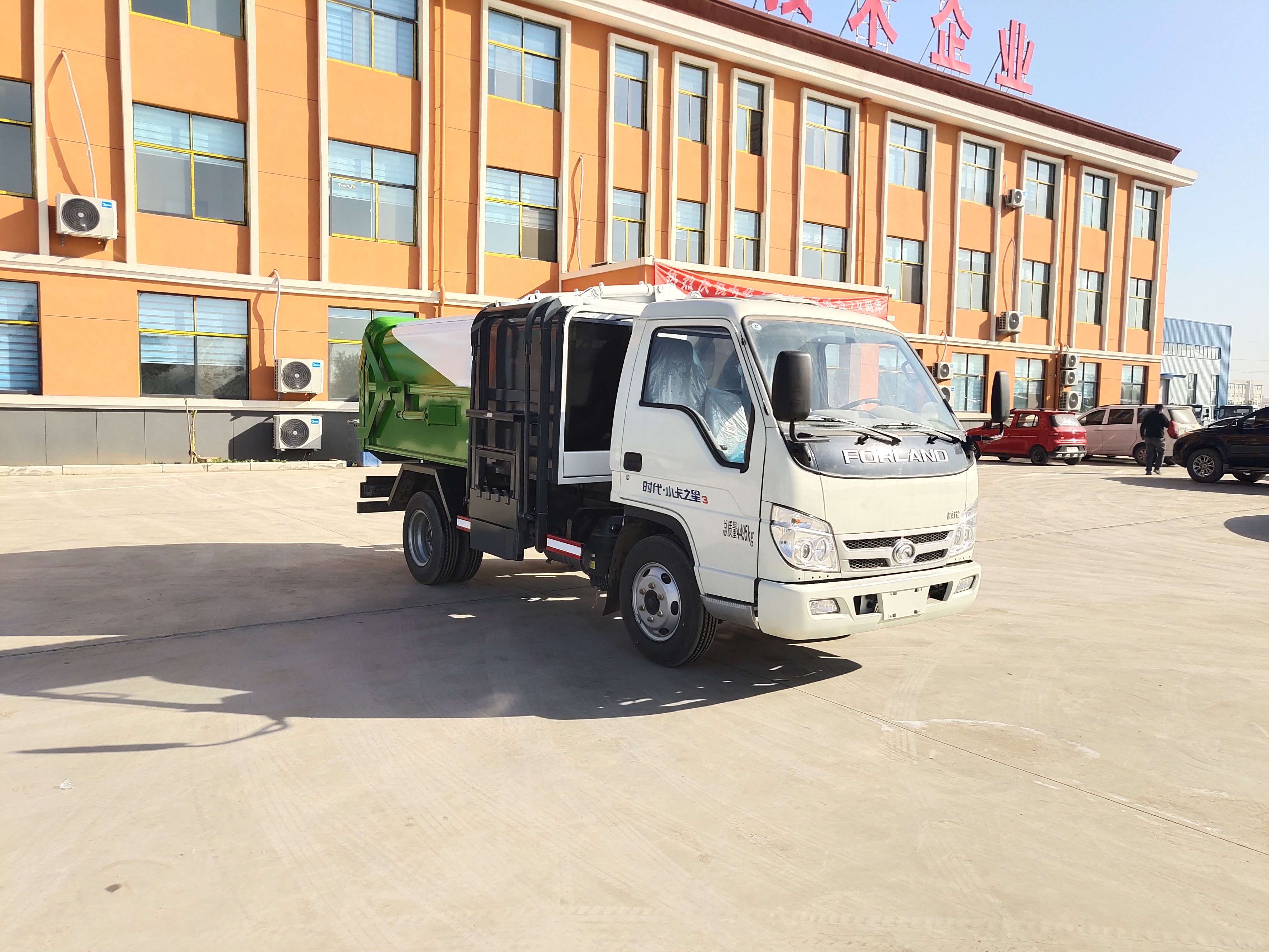 XND 7立方米 循环式 4×2 手动挡柴油 国四发动机 市政环卫 挂桶式垃圾车 全新