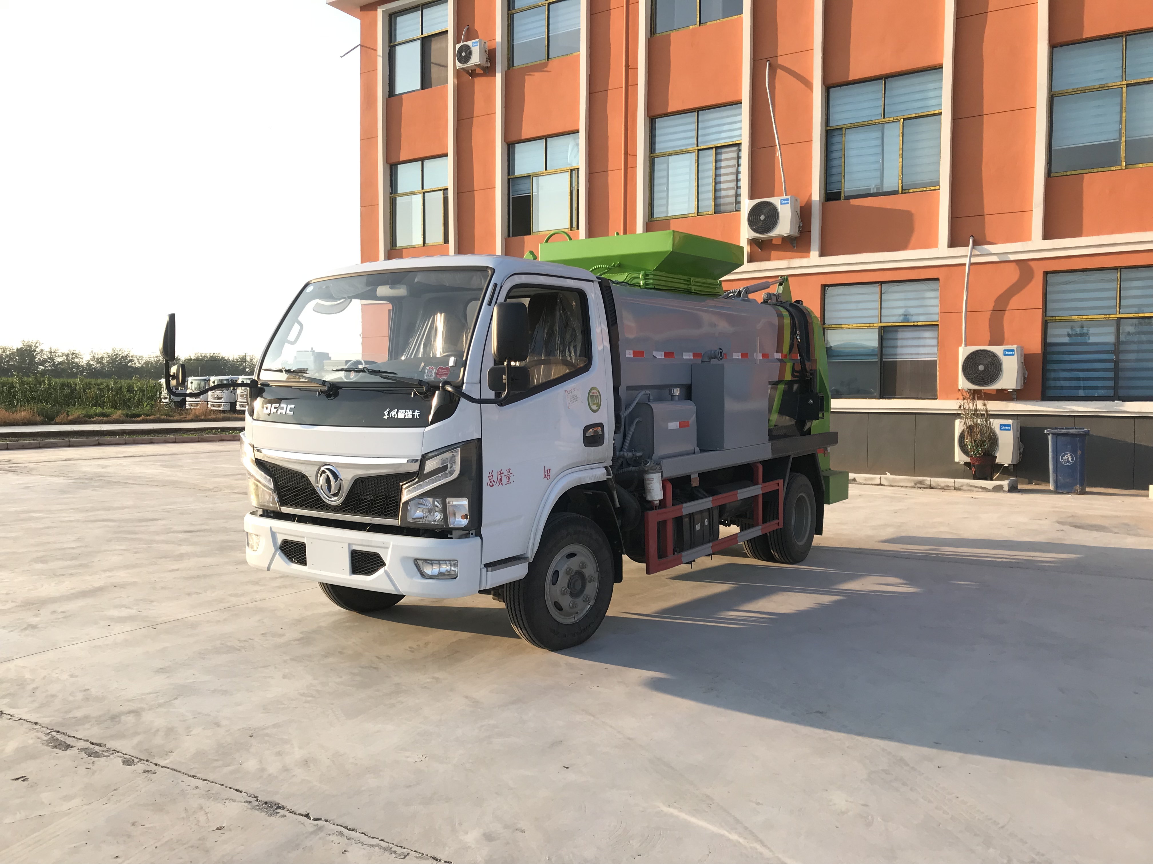 东风福瑞卡 厂家直供 8吨 手动挡柴油发动机 4×2 厨余垃圾回收干湿分离处理车