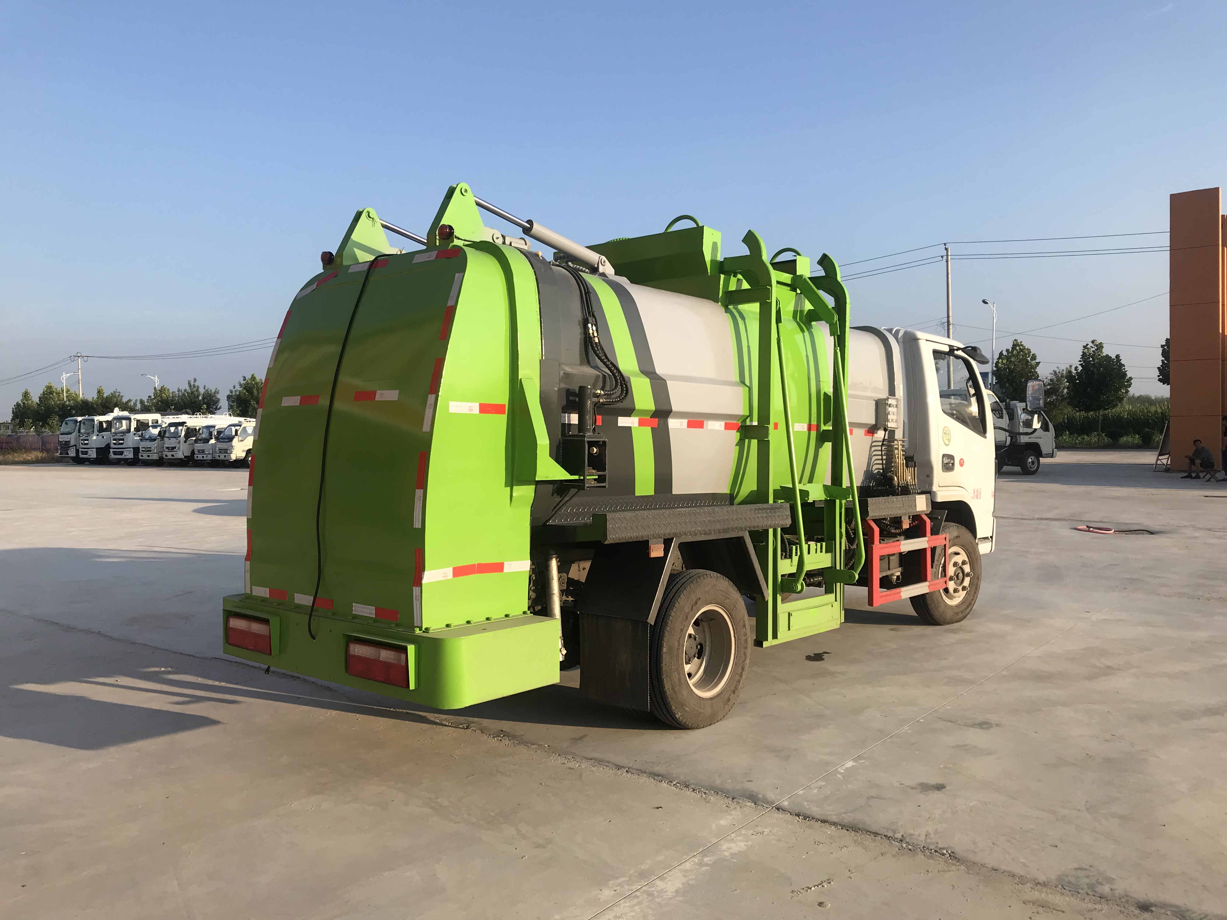 东风福瑞卡 厂家直供 8吨 手动挡柴油发动机 4×2 厨余垃圾回收干湿分离处理车