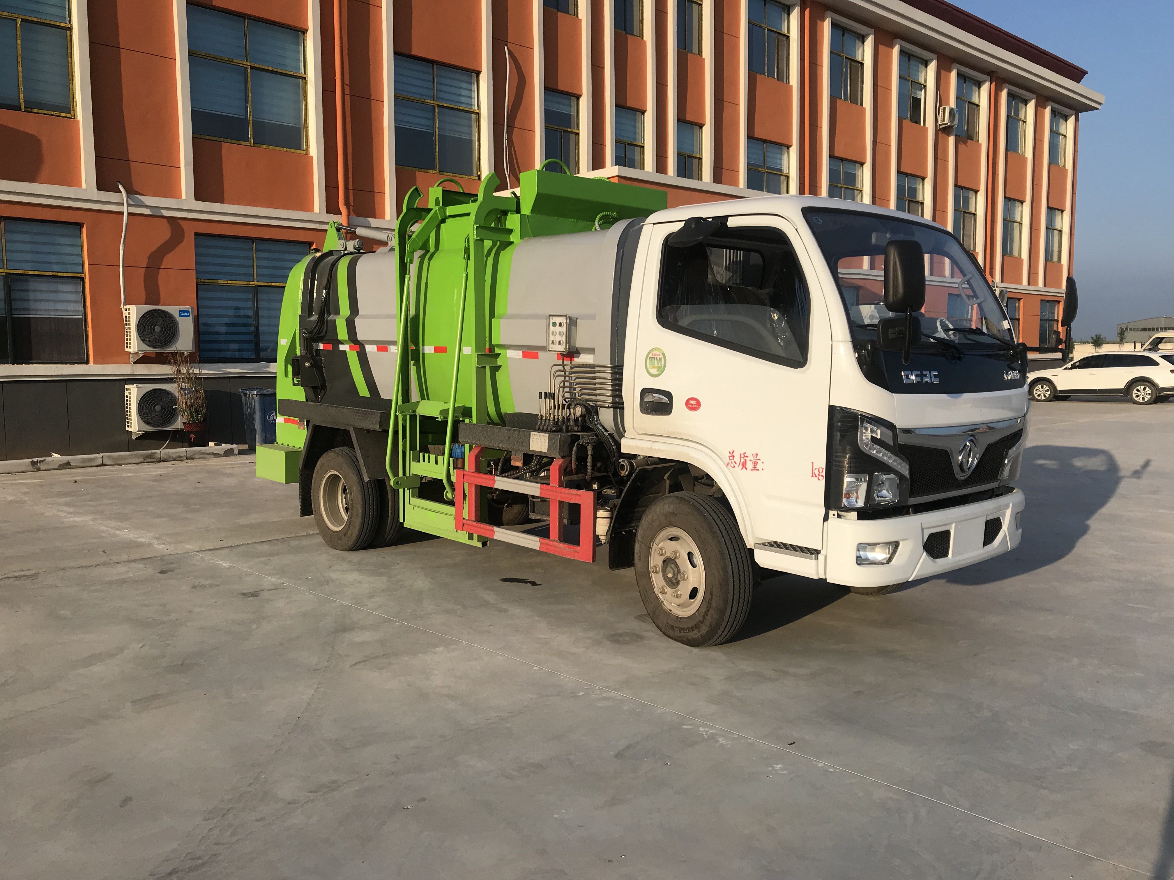 东风福瑞卡 厂家直供 8吨 手动挡柴油发动机 4×2 厨余垃圾回收干湿分离处理车