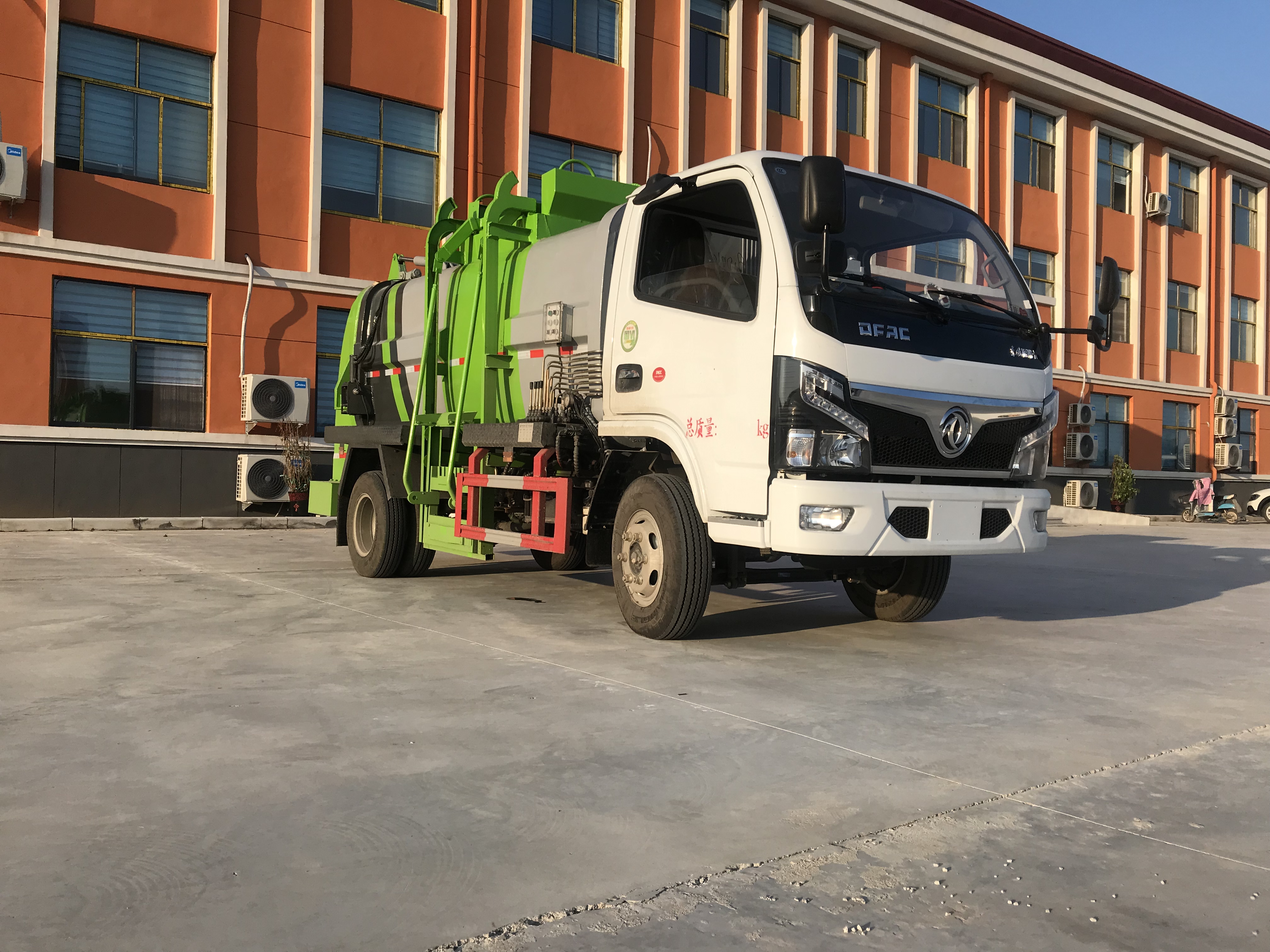 东风福瑞卡 厂家直供 8吨 手动挡柴油发动机 4×2 厨余垃圾回收干湿分离处理车