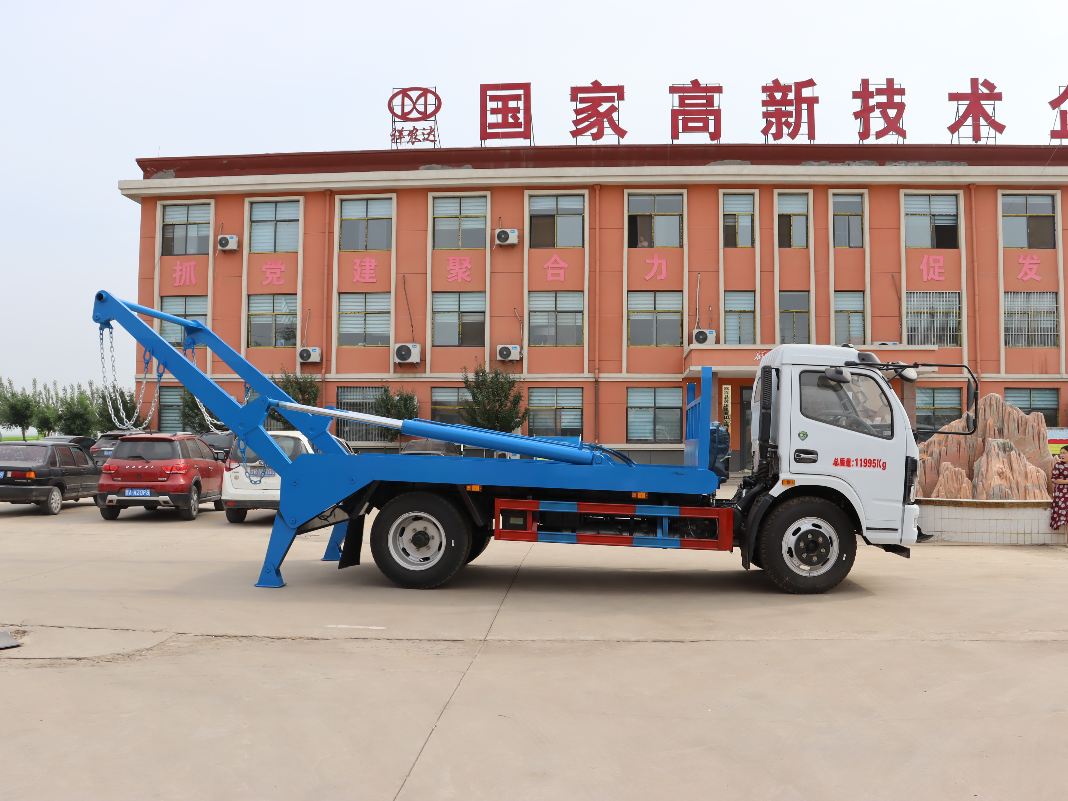 东风福瑞卡 F7 手动挡 4×2 可回收垃圾运输车 铰接臂式垃圾收集车