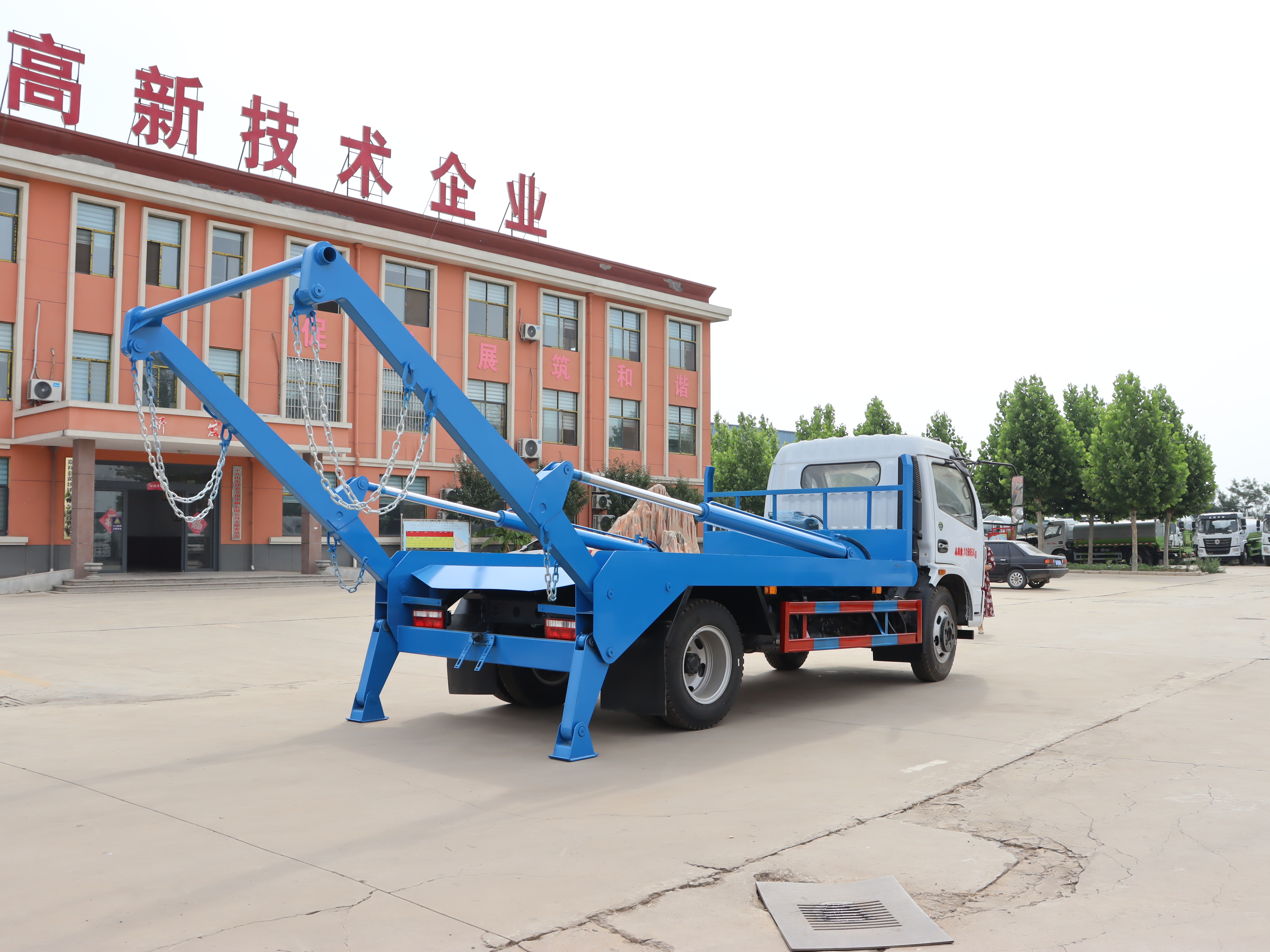 东风福瑞卡 F7 手动挡 4×2 可回收垃圾运输车 铰接臂式垃圾收集车