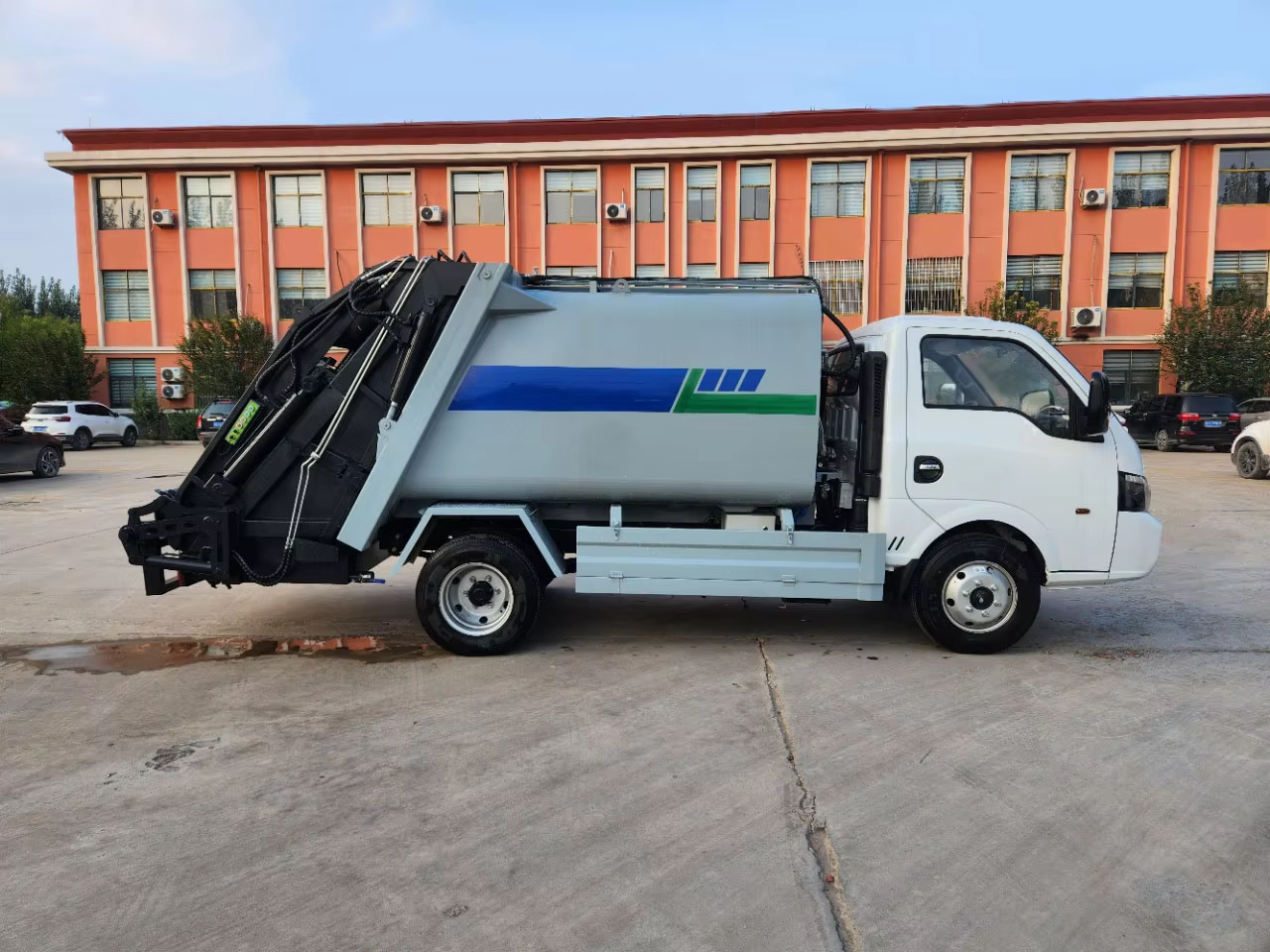 东风途逸 4×2 小型垃圾压缩车 一体式垃圾收集压缩 手动变速箱 柴油发动机泵