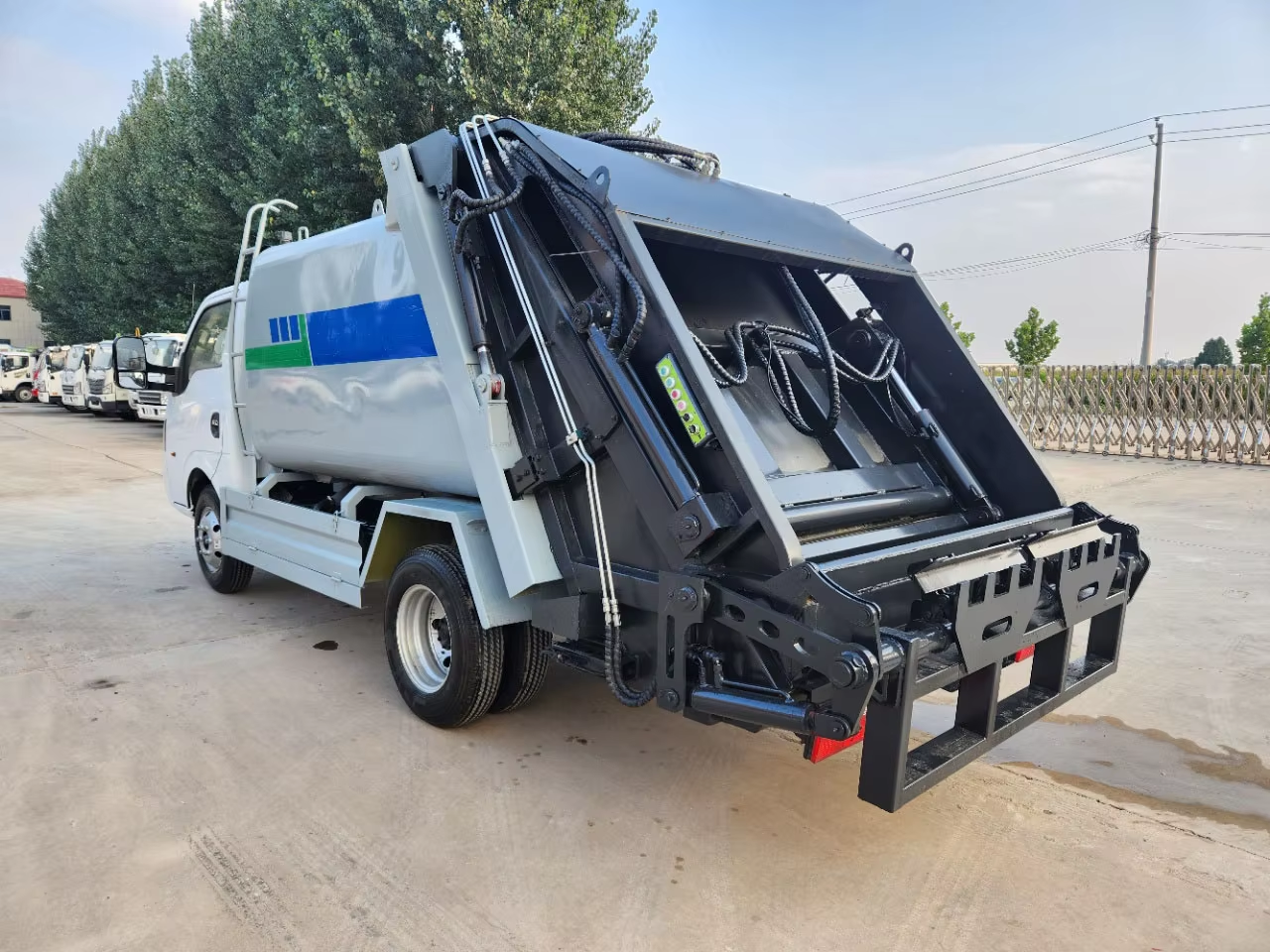 东风途逸 4×2 小型垃圾压缩车 一体式垃圾收集压缩 手动变速箱 柴油发动机泵