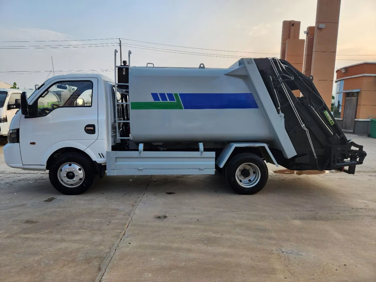 东风途逸 4×2 小型垃圾压缩车 一体式垃圾收集压缩 手动变速箱 柴油发动机泵