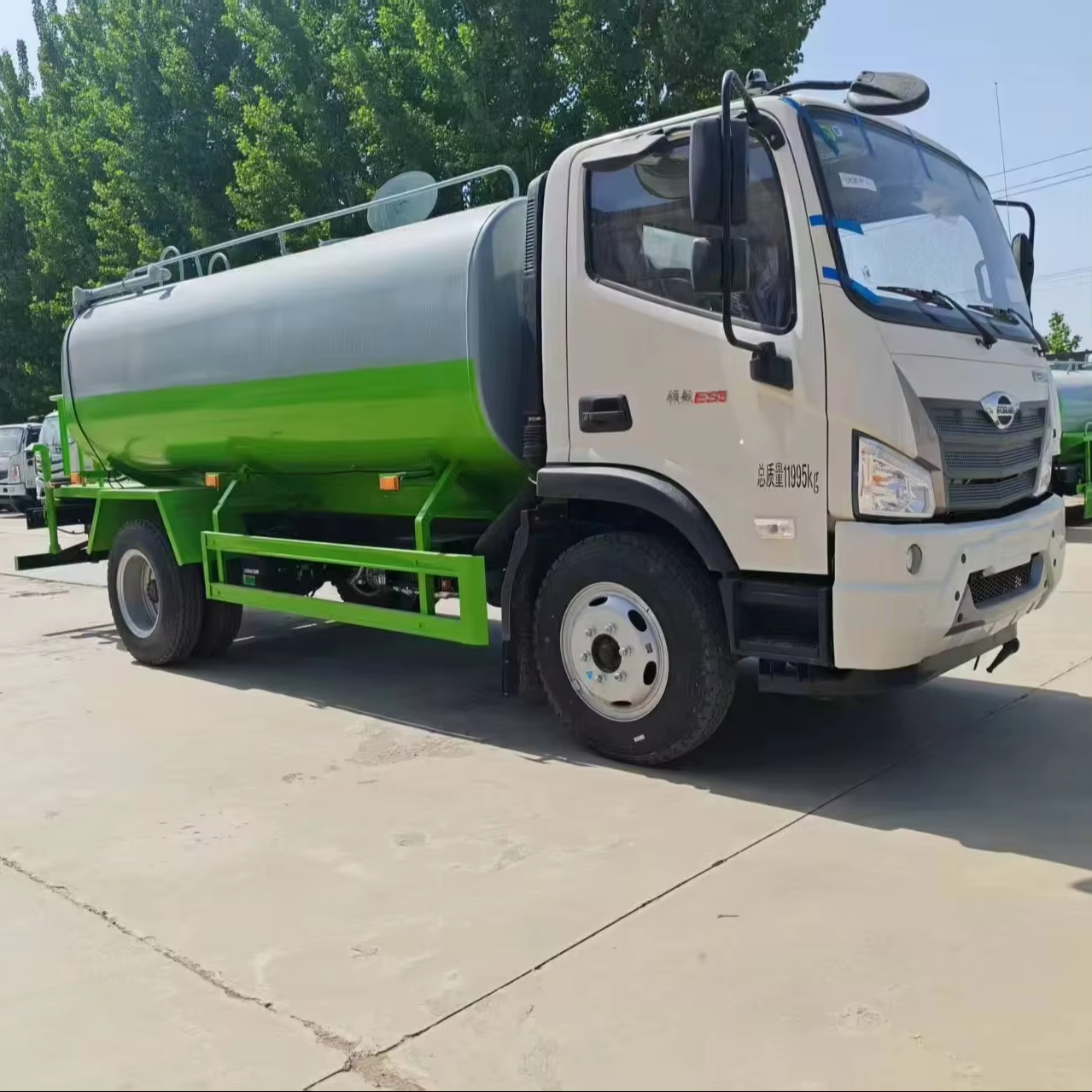多功能4×2柴油发动机洒水车，洒水射程12-16米，可运水和洒水