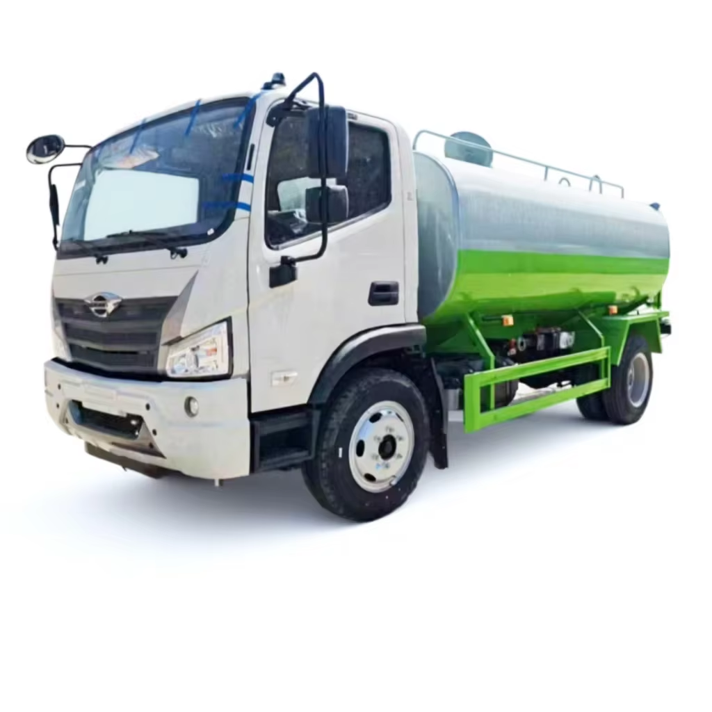 多功能4×2柴油发动机洒水车，洒水射程12-16米，可运水和洒水