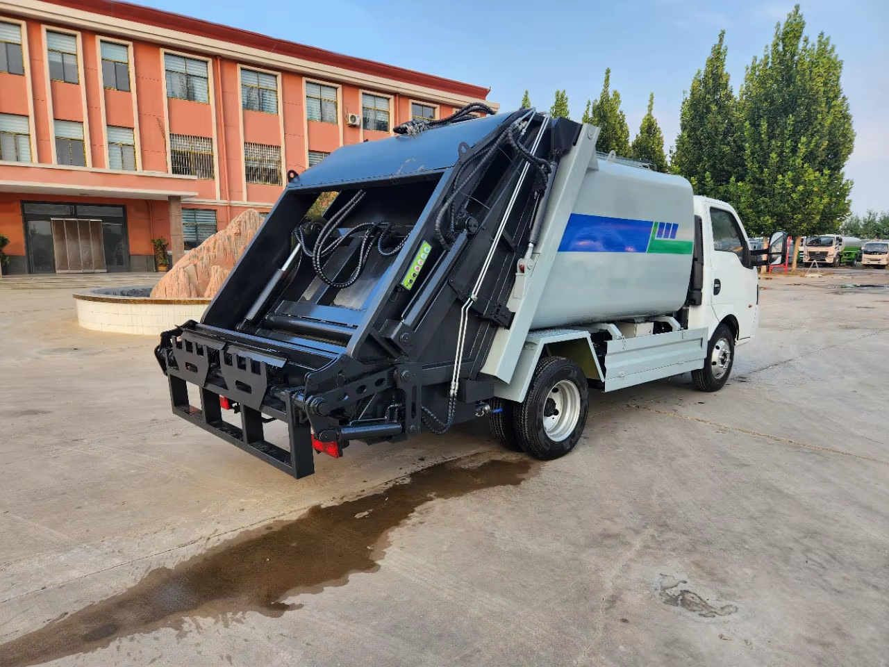 东风途逸 4×2 小型垃圾压缩车 一体式垃圾收集压缩 手动变速箱 柴油发动机泵