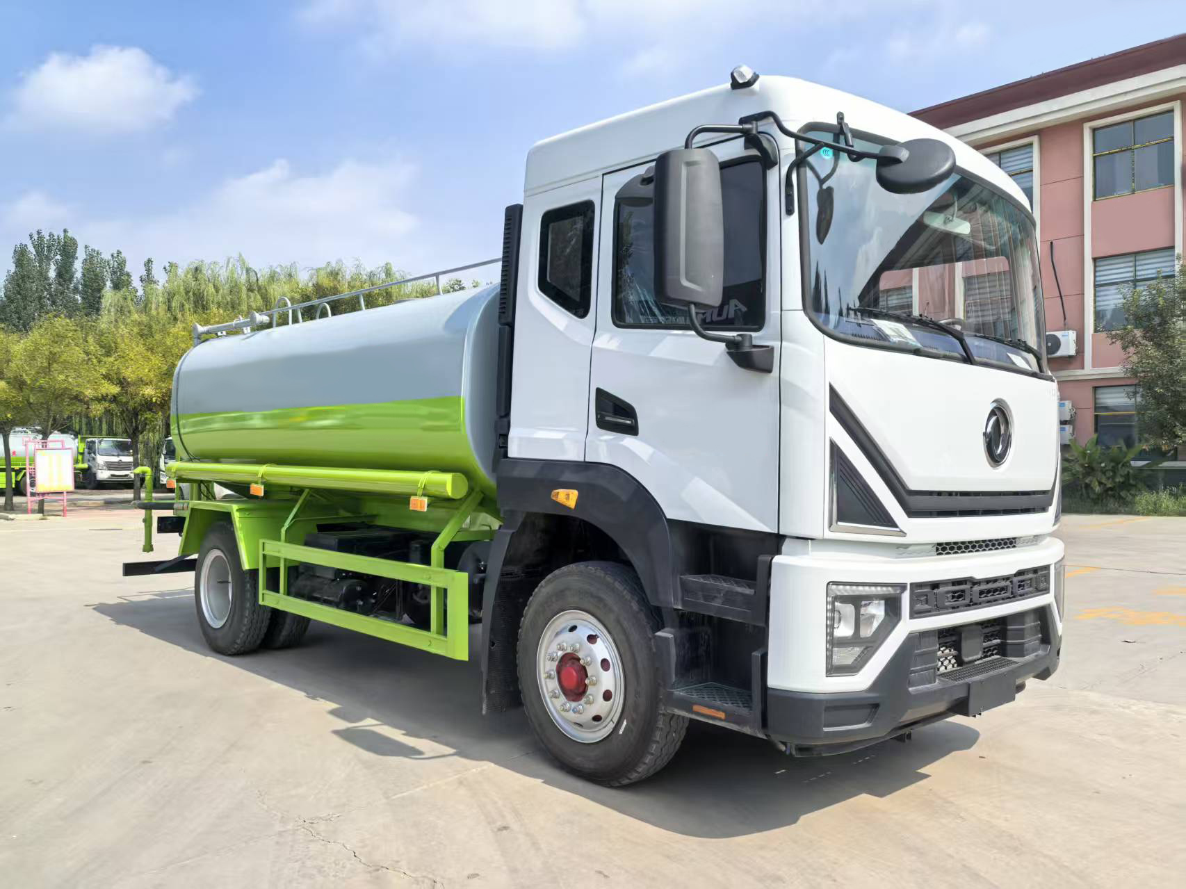 东风 14 立方米 4×2 柴油型污水 / 洒水两用车，欧五排放标准，适用于市政环卫与运水作业