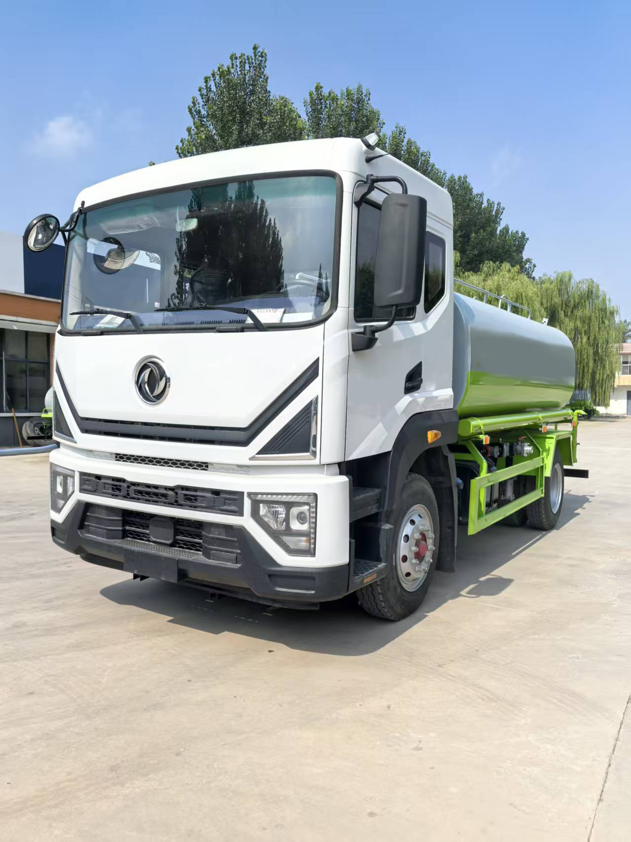 东风 14 立方米 4×2 柴油型污水 / 洒水两用车，欧五排放标准，适用于市政环卫与运水作业