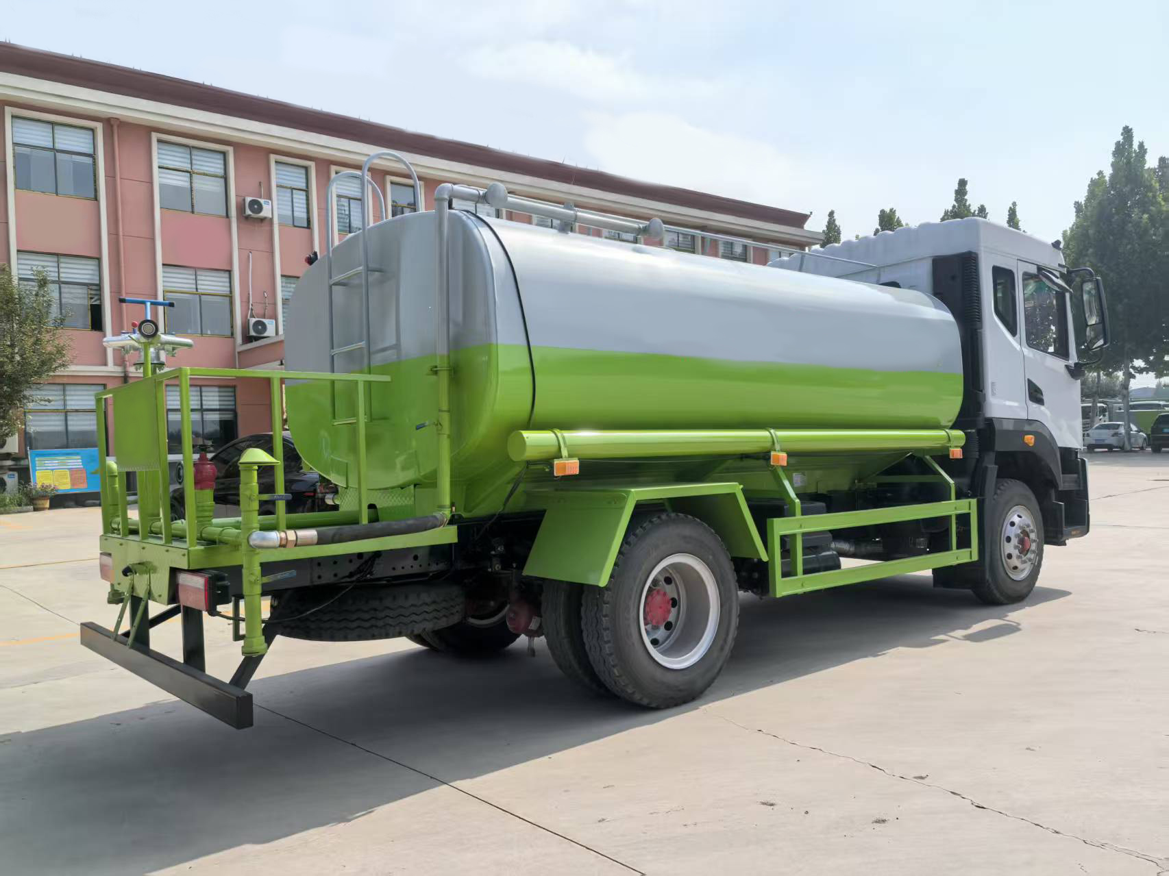 东风 14 立方米 4×2 柴油型污水 / 洒水两用车，欧五排放标准，适用于市政环卫与运水作业