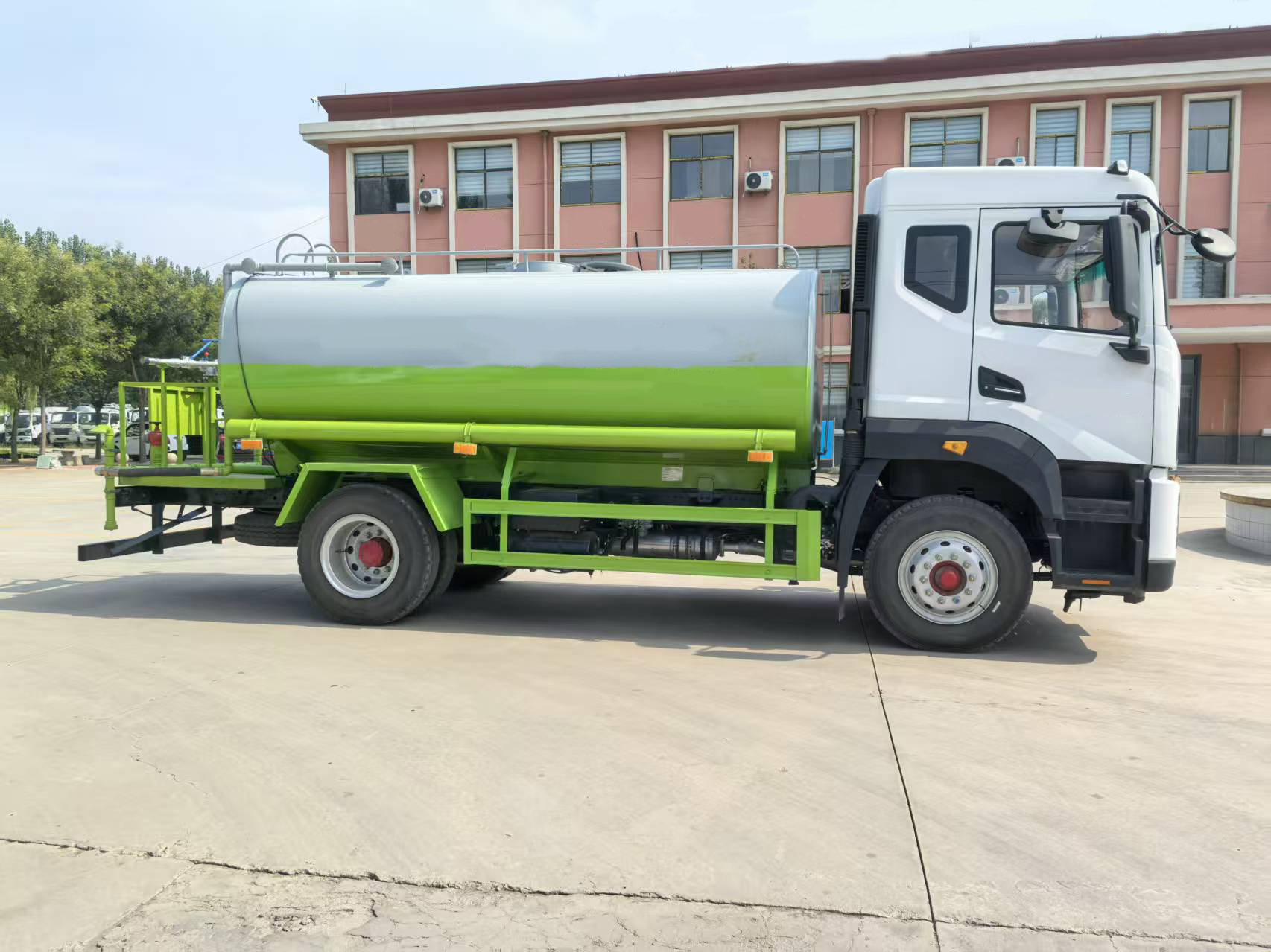东风 14 立方米 4×2 柴油型污水 / 洒水两用车，欧五排放标准，适用于市政环卫与运水作业