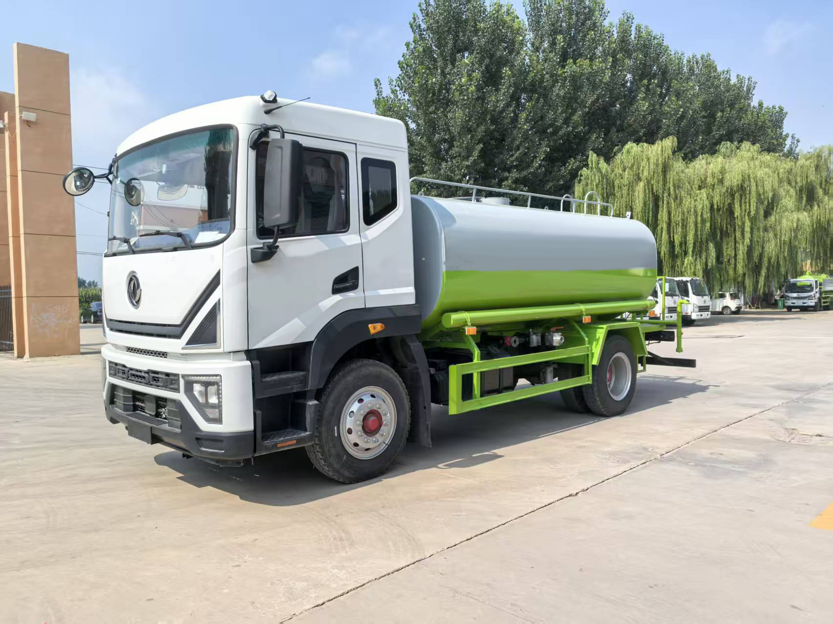 东风 14 立方米 4×2 柴油型污水 / 洒水两用车，欧五排放标准，适用于市政环卫与运水作业