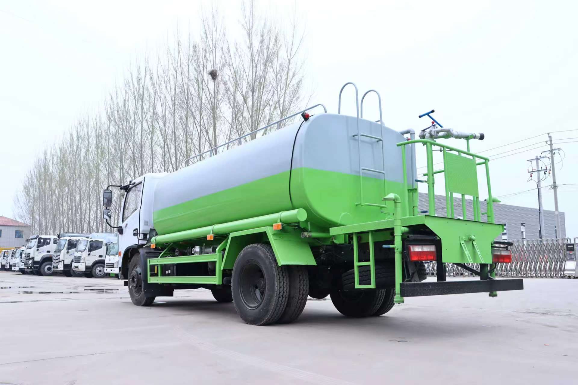东风福瑞卡 F7 4×2 柴油 8 米雾炮抑尘车 远程喷雾洒水车 大气污染治理道路养护车