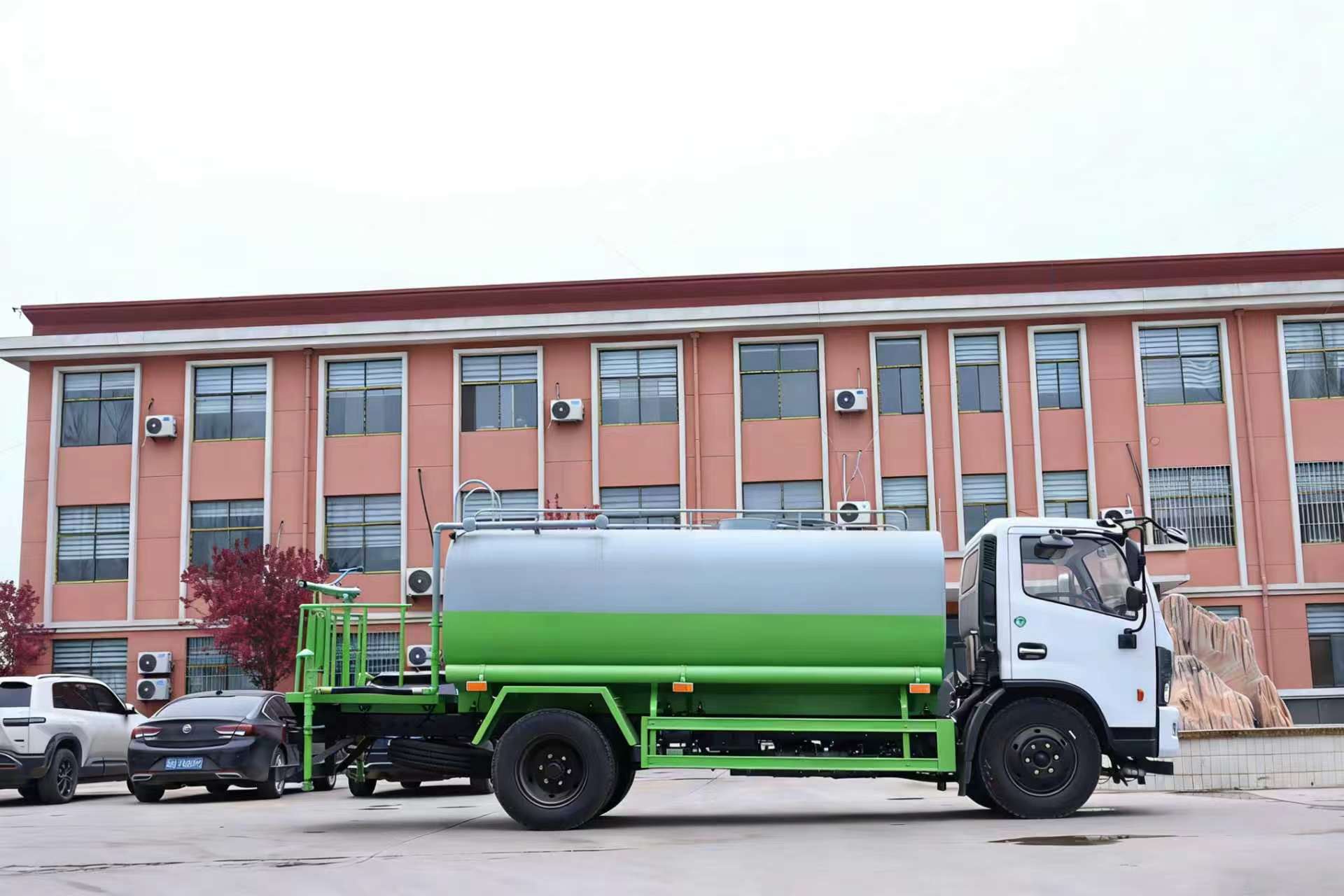 东风福瑞卡 F7 4×2 柴油 8 米雾炮抑尘车 远程喷雾洒水车 大气污染治理道路养护车