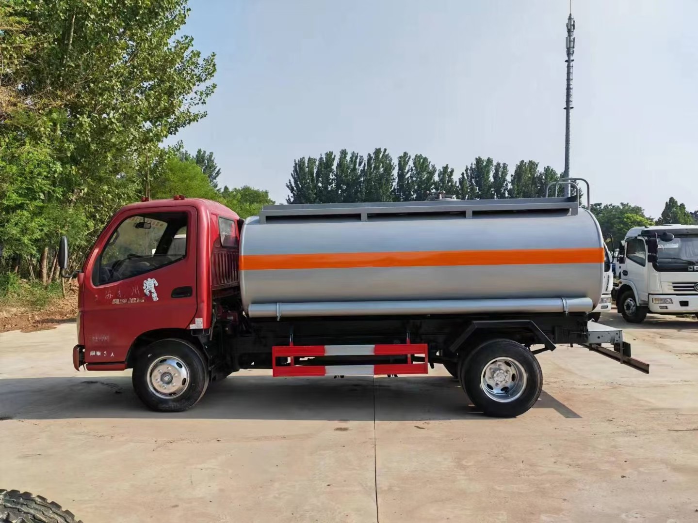 Sinotruk Mobile Diesel Fuel Tank Truck, Small and Large Oil Tank Transport Vehicles